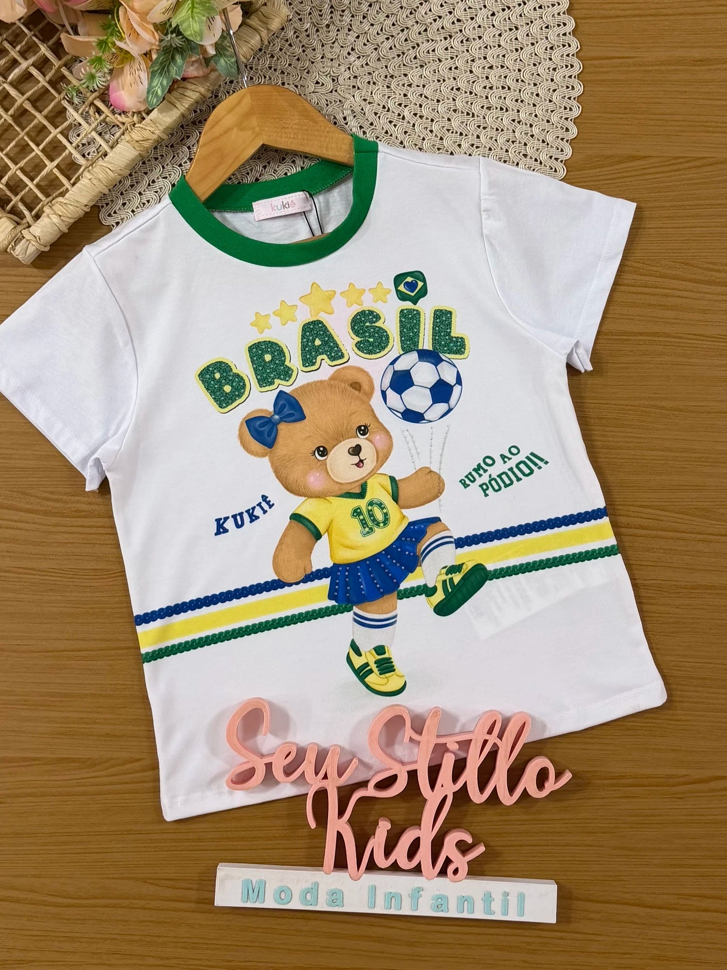 Blusa Infantil Kukiê Branca Ursinha Brasil Copa do Mundo