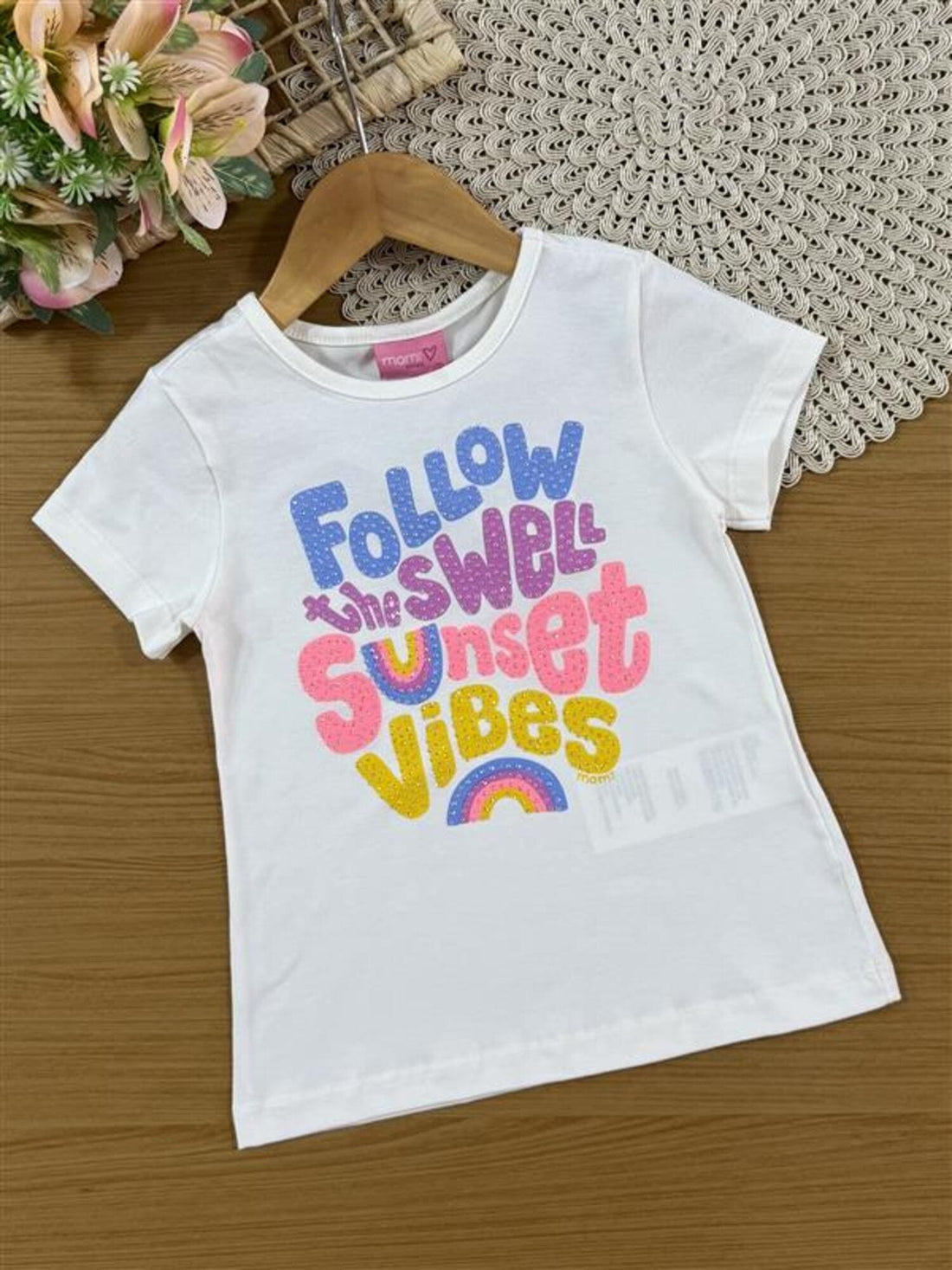 Conjunto Infantil Momi Verão com Calça Capri Colorido e Blusa Branca Arco-íris