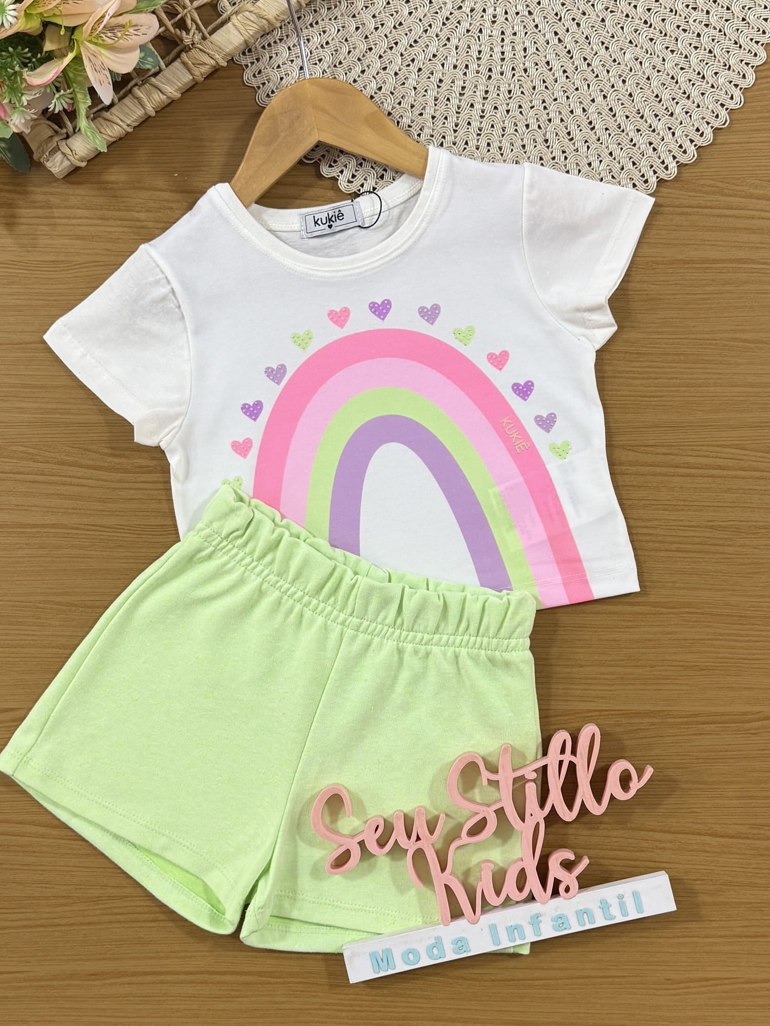 Conjunto Infantil Kukiê Verão com Shorts Verde e Blusa Branca Arco-íris