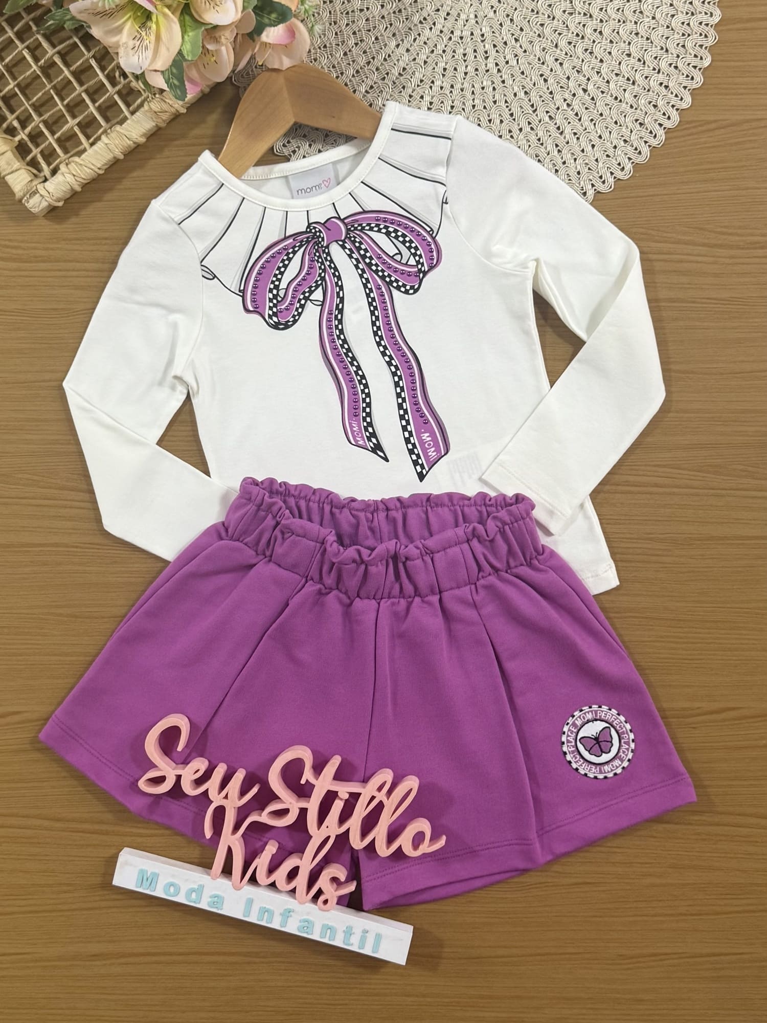 Conjunto Infantil Momi Inverno com Shorts Roxo e Blusa Manga Longa Branca Lacinho