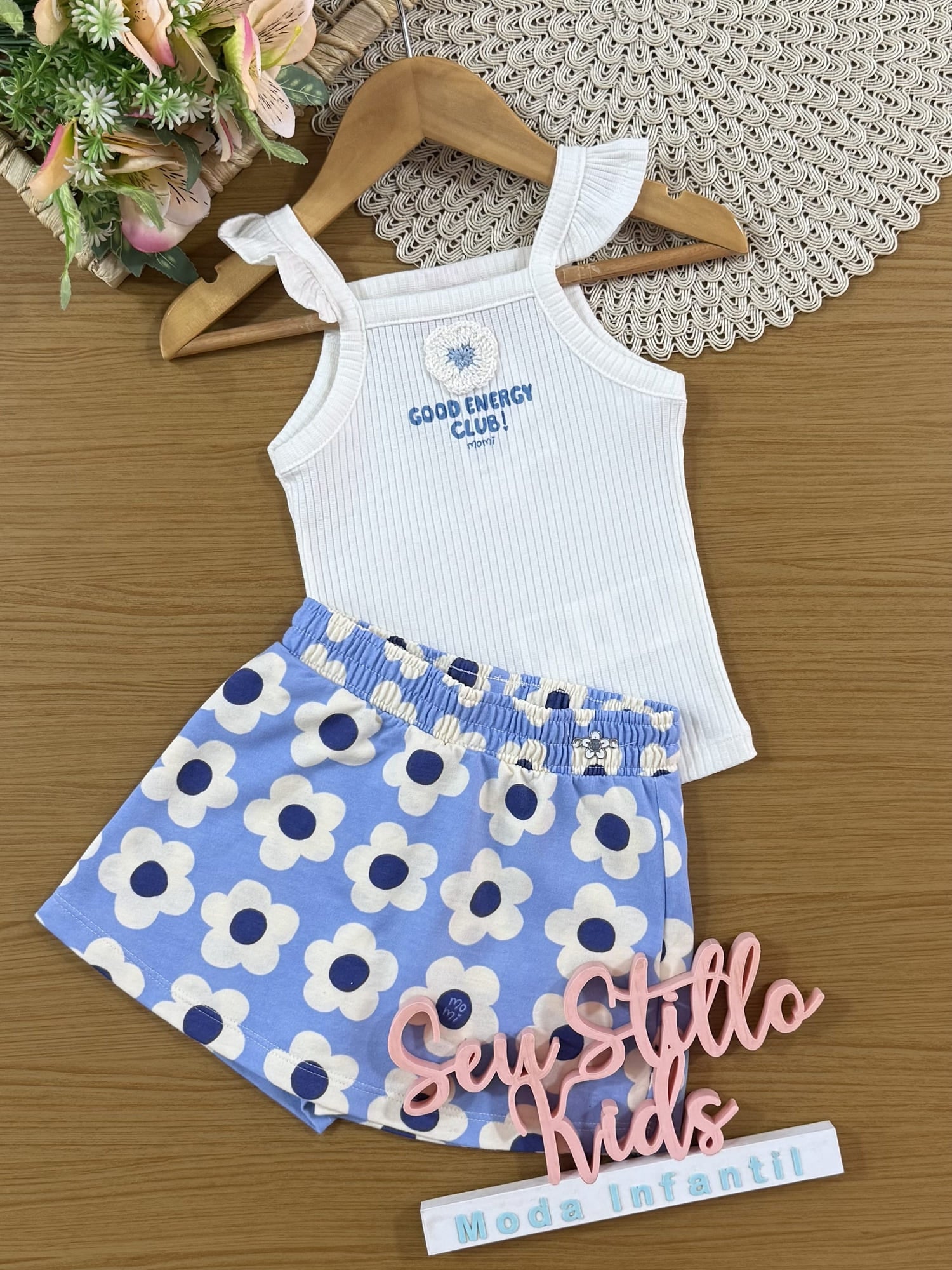 Conjunto Infantil Momi Verão com Short-Saia Azul Flores e Regata Canelada Branca Good Energy