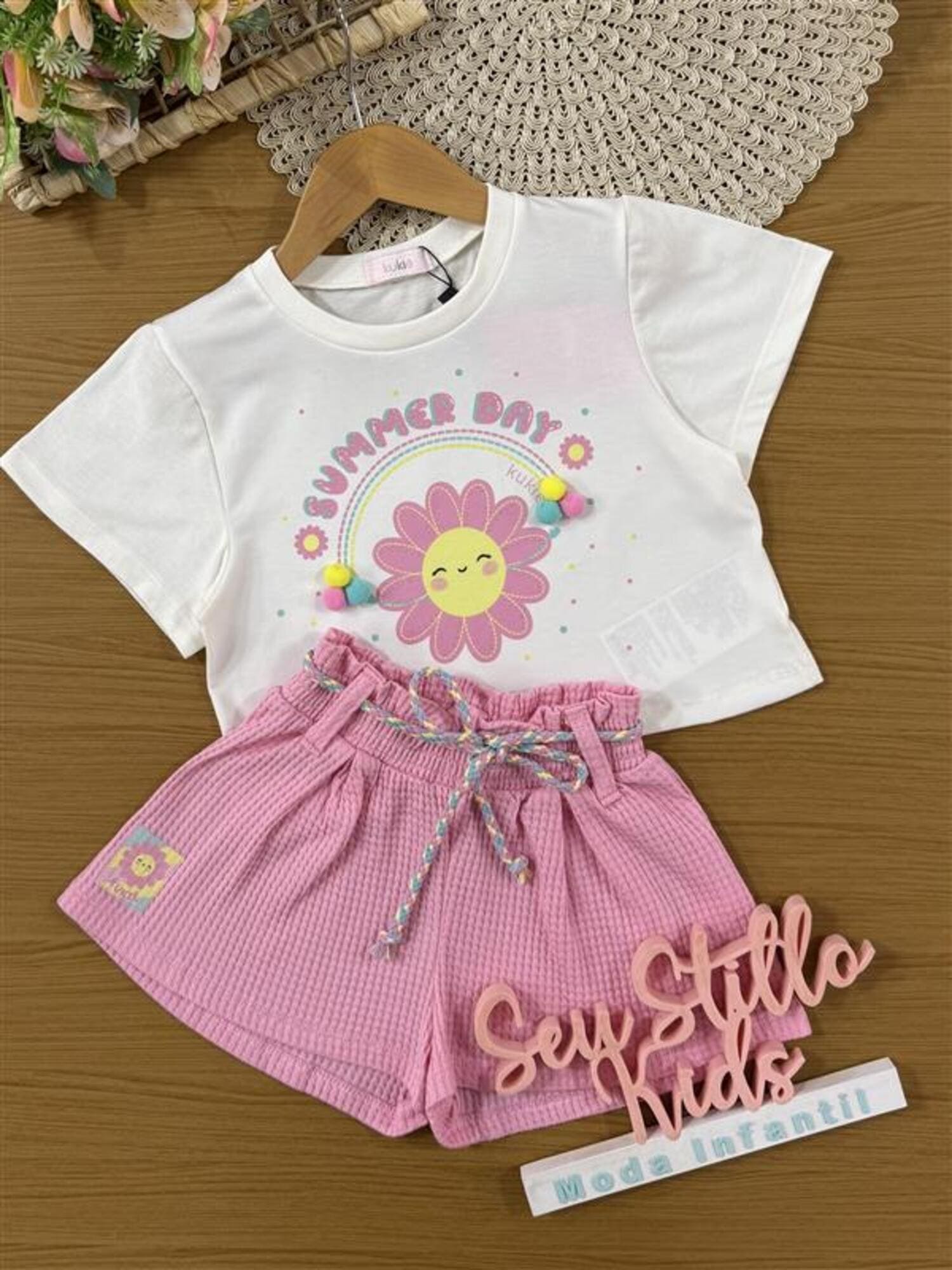 Conjunto Infantil Kukiê Verão com Shorts Rosa e Blusa Branca Florzinha Arco-irís