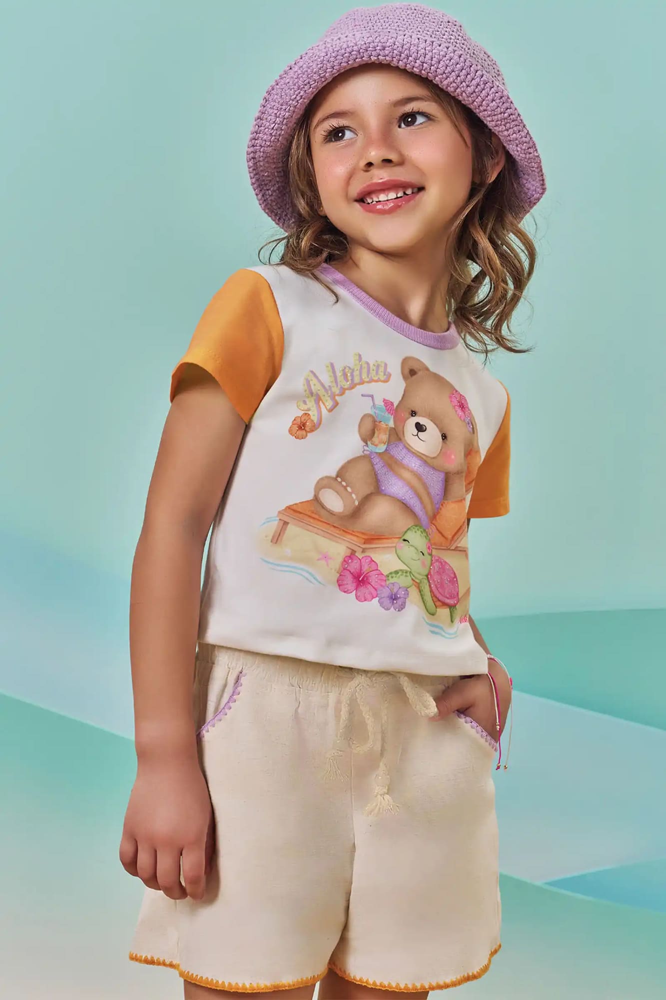 Conjunto Infantil Kukiê Verão com Shorts Bege e Blusa Branca Ursinha na Praia