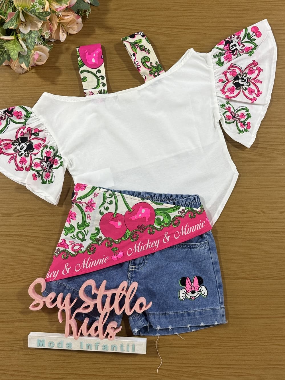 Conjunto Infantil Animê Verão Shorts Jeans com Bandana e Bata Minnie e Mickey Disney