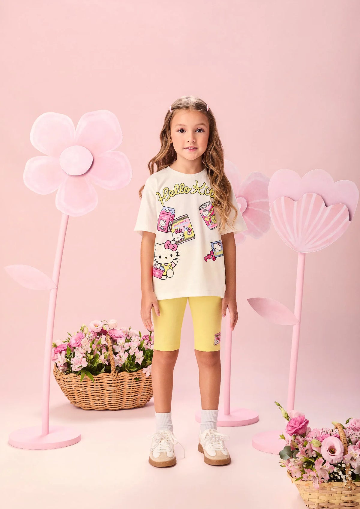 Conjunto Infantil Menina Momi Shorts Ciclista Amarelo e Blusa Hello Kitty Docinhos Strass