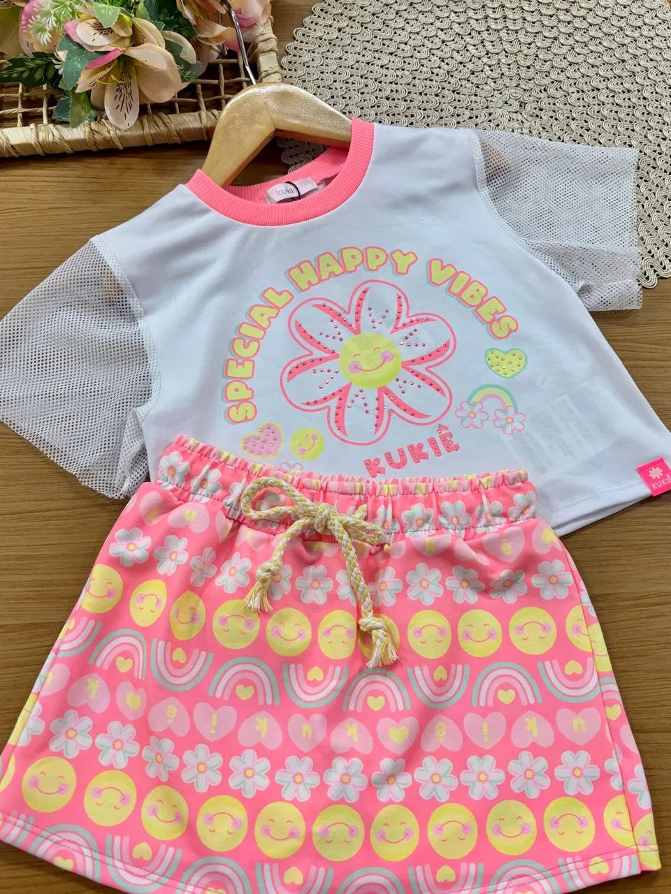 Conjunto Infantil Menina Kukiê com Shorts Saia e Blusa Branca Florzinha Emoji