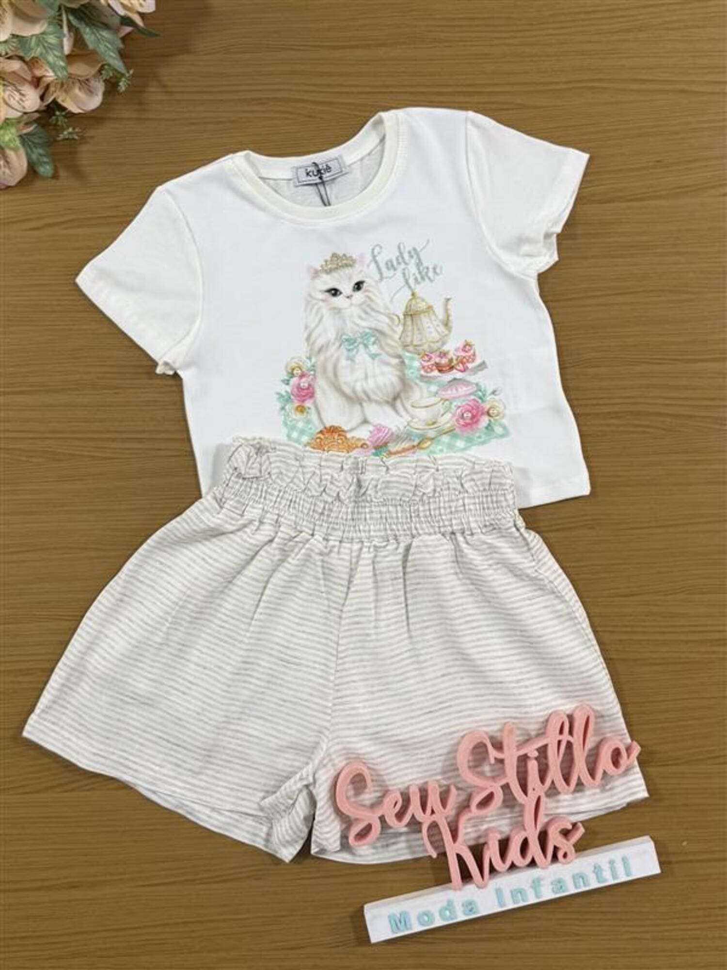 Conjunto Infantil Kukiê com Shorts Off White e Blusa Manga Curta Gatinha Princesa