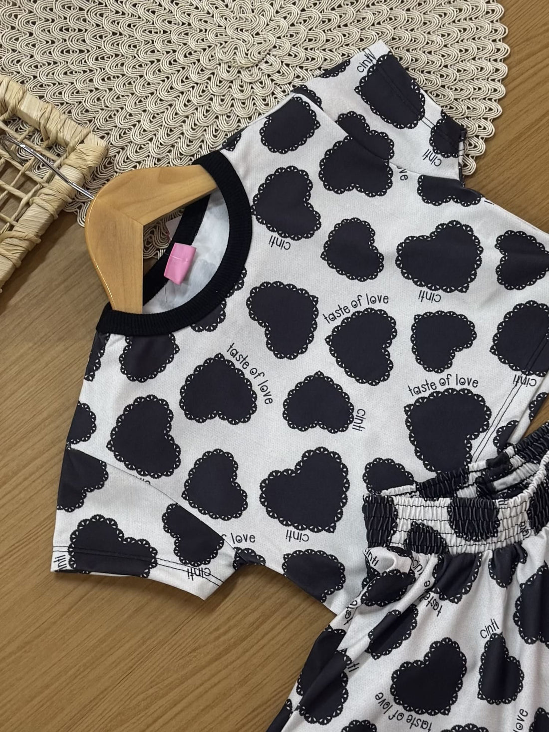 Conjunto Infantil Cinti Verão com Shorts e Blusa Corações Pretos