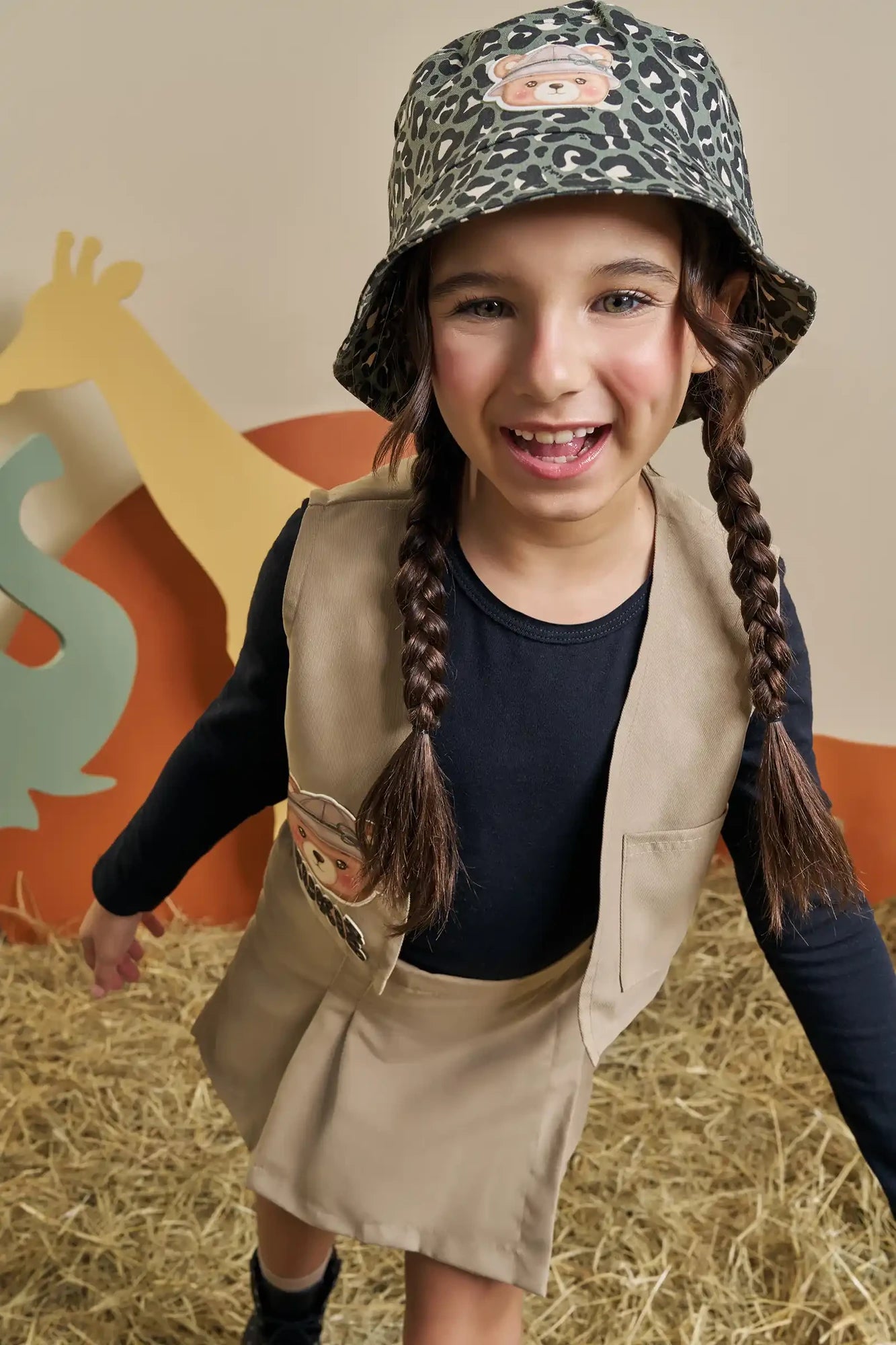 Conjunto Infantil Kukiê Inverno com Shorts Saia, Colete Bege e Ursinha e Blusa Manga Longa