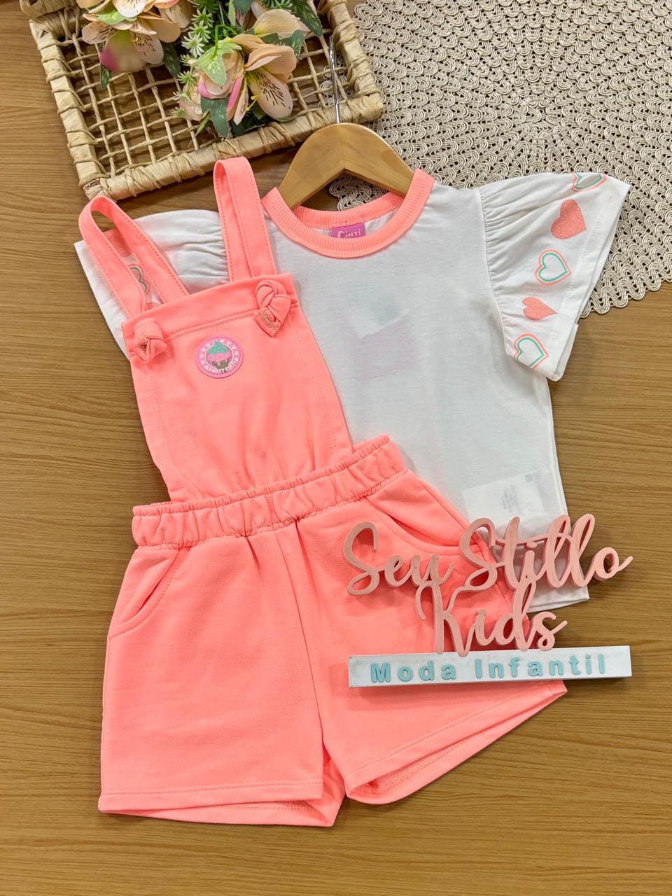 Jardineira Infantil Menina Cinti Laranja com Blusa Branca Corações