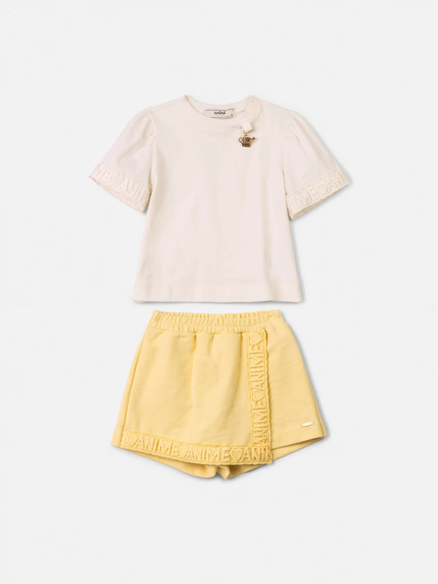Conjunto Infantil Menina Animê com Shorts Saia Amarelo e Blusa Bege Bordada