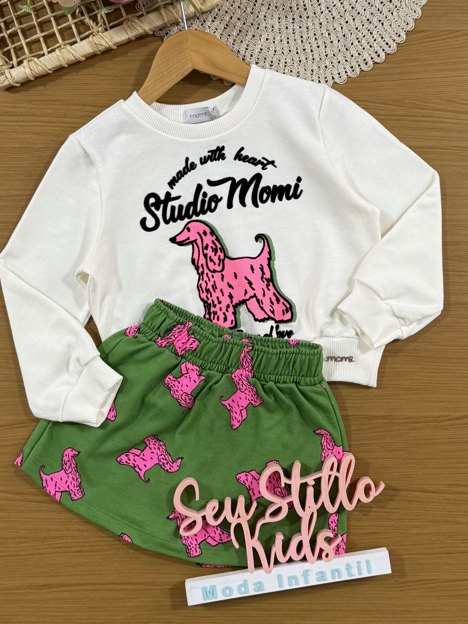 Conjunto Infantil Momi Inverno com Shorts Saia Verde e Moletom sem Flanela Branco Cachorrinha