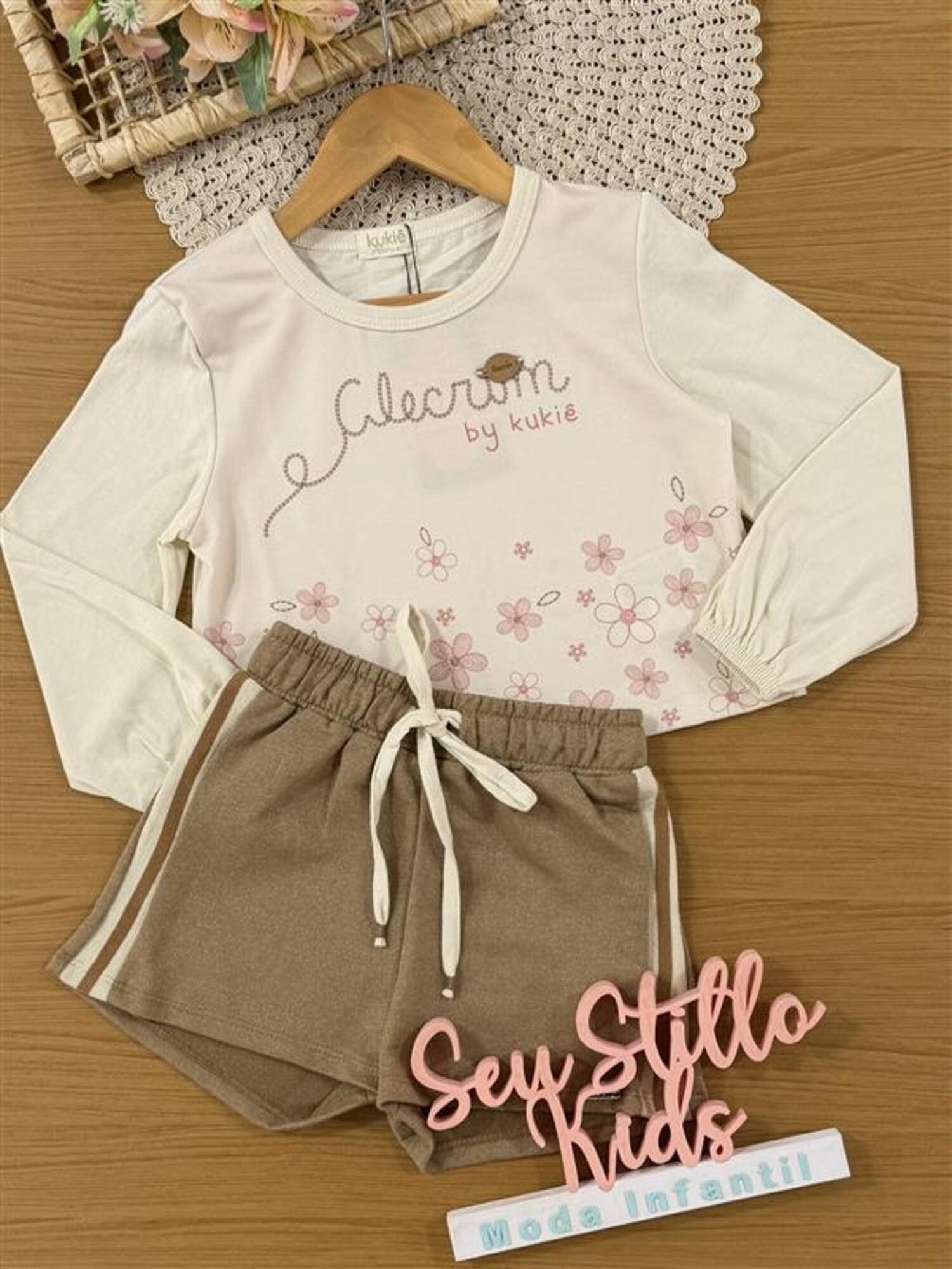 Conjunto Infantil Kukiê Inverno com Shorts Marrom e Blusa Manga Longa Florzinha