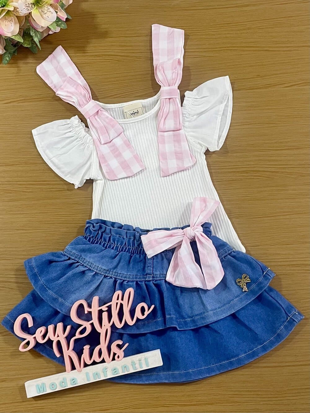 Conjunto Infantil Animê Verão Saia Jeans e Blusa Laços Rosas