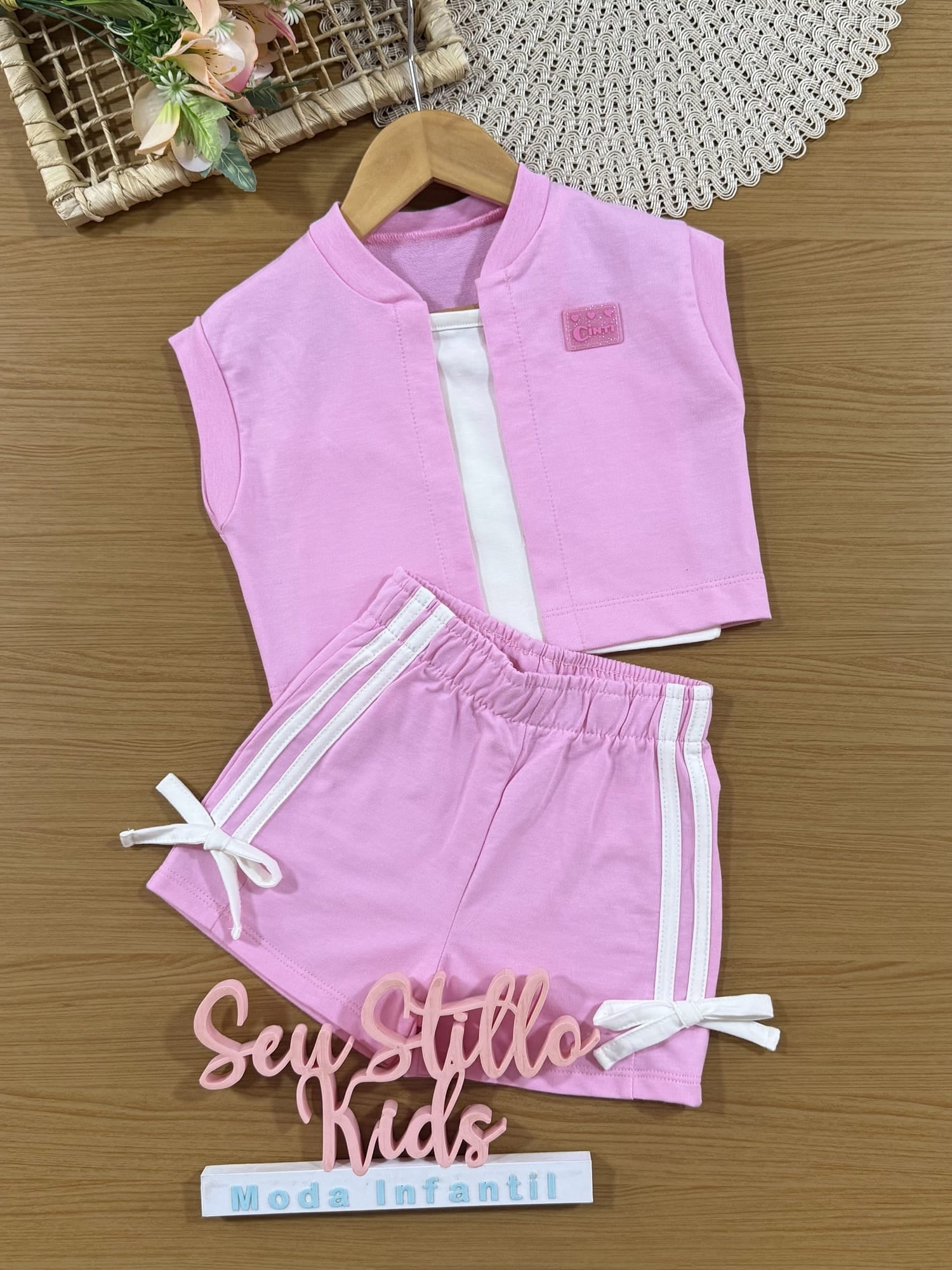Conjunto Infantil Cinti Verão com Shorts e Colete Rosa Cachorrinha e Cropped Branco