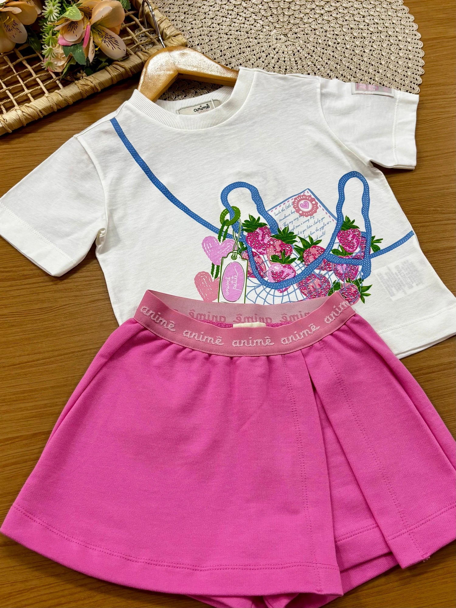 Conjunto Infantil Menina Animê com Shorts Saia Rosa e Blusa Moranguinho
