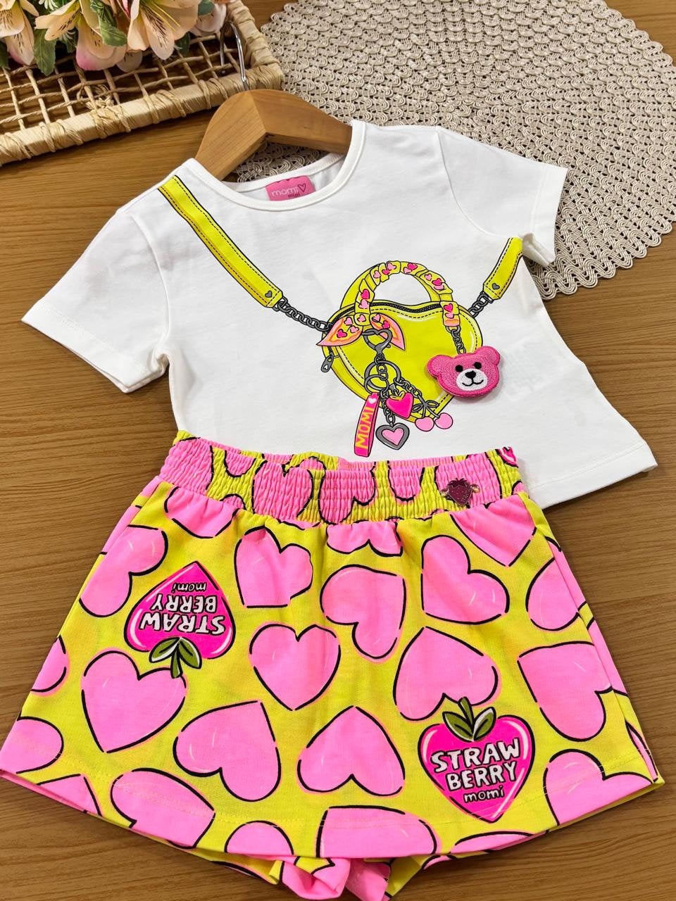 Conjunto Infantil Menina Momi com Shorts Amarelo Coração e Blusa Branca Bolsinha 3D