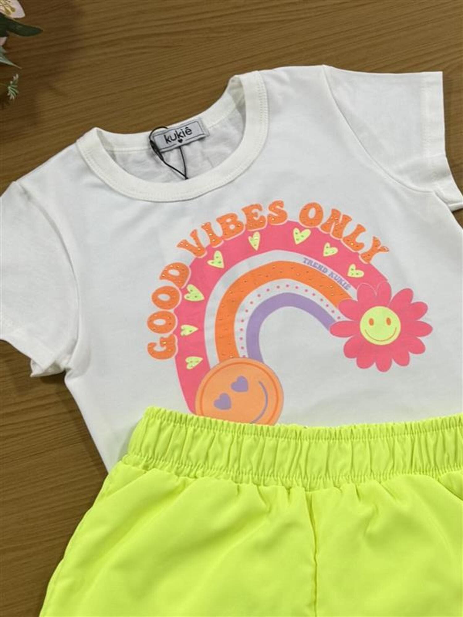 Conjunto Infantil Kukiê com Shorts Amarelo Neon e Blusa Arco-íris