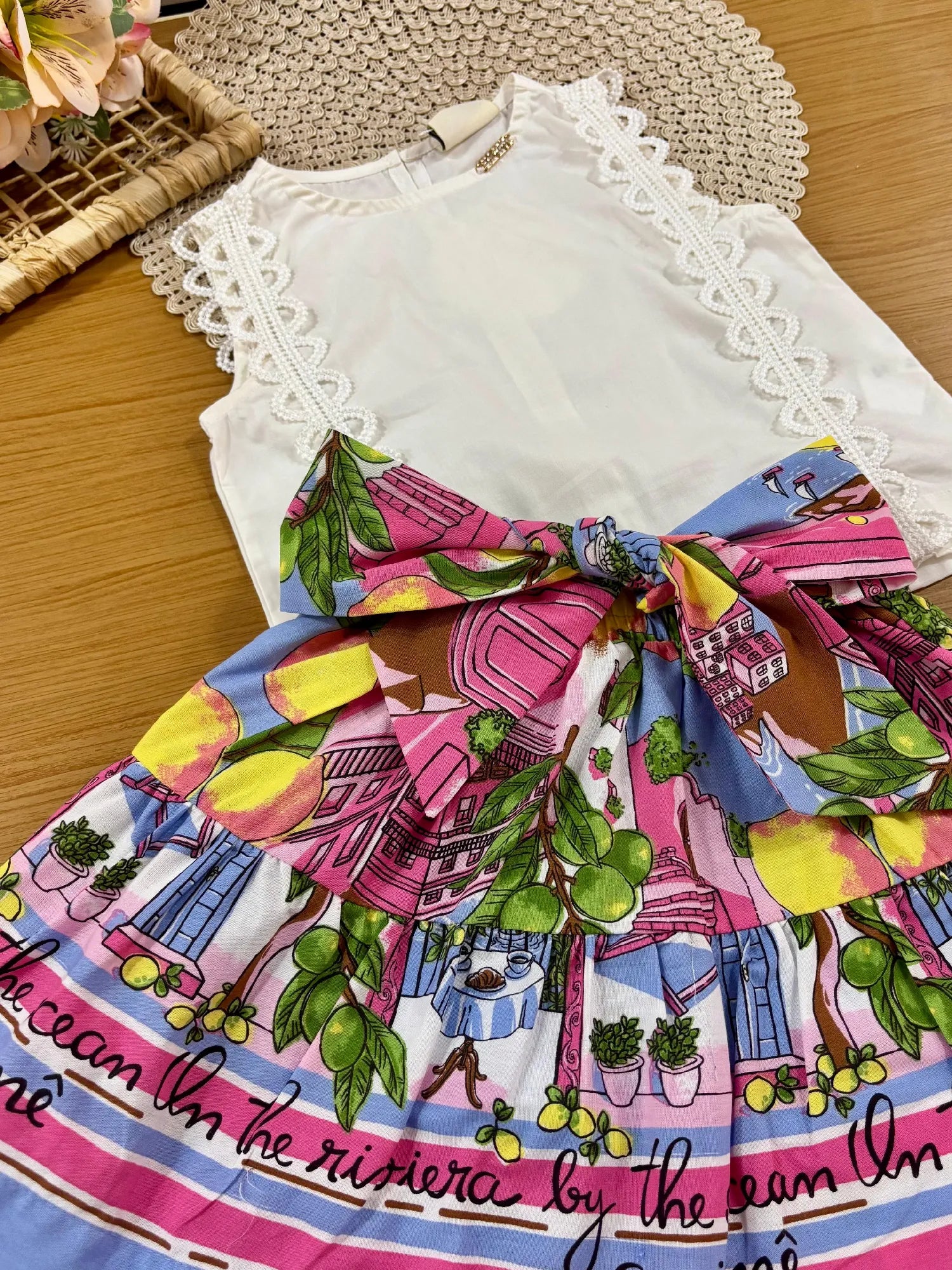 Conjunto Infantil Menina Animê com Saia Estampada e Blusa Off White Bordada