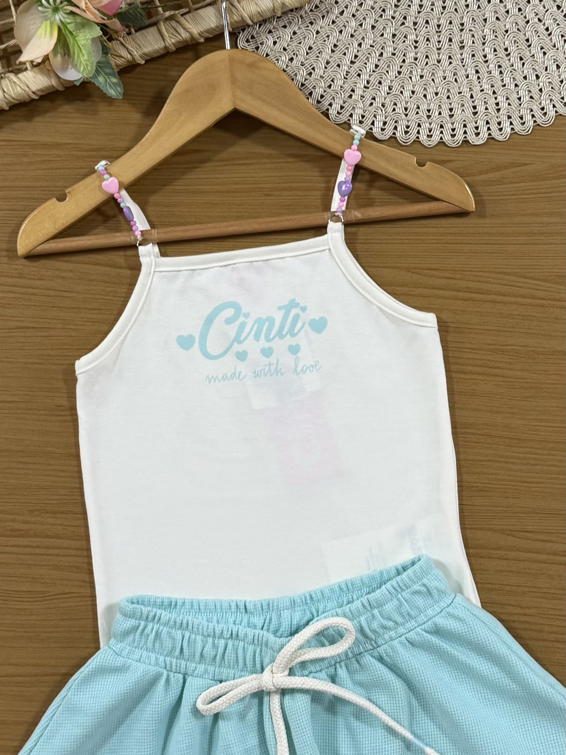 Conjunto Infantil Cinti Verão com Shorts Azul e Blusa Branca Corações