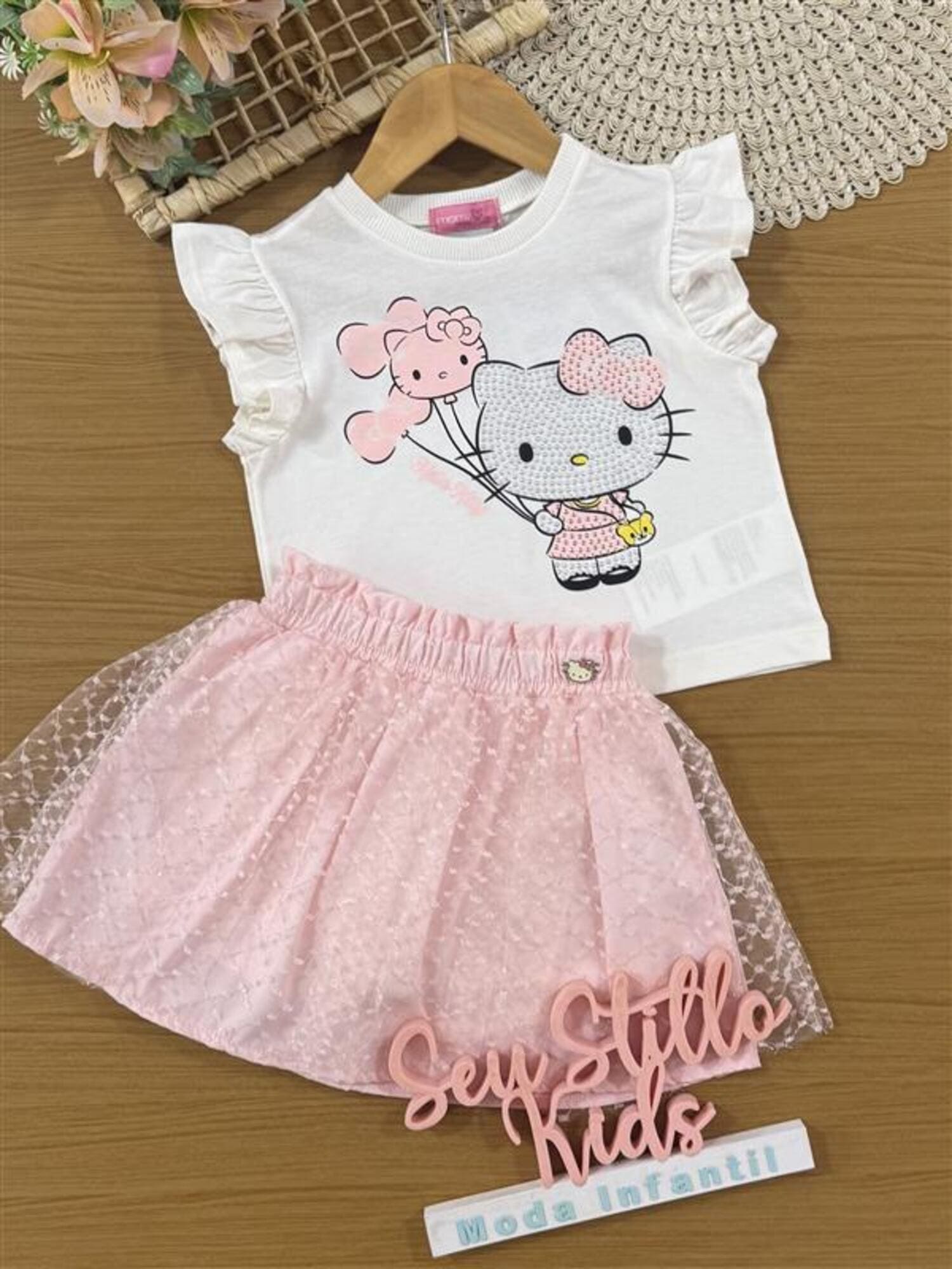 Conjunto Infantil Momi Verão, Saia Rosa e Blusa Branca Hello Kitty com Strass