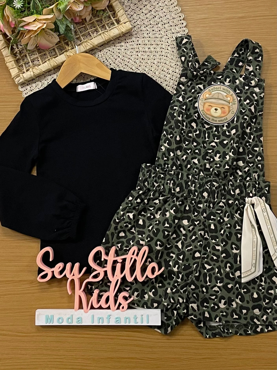 Jardineira Infantil Kukiê Inverno Verde Camuflada com Blusa Manga Longa