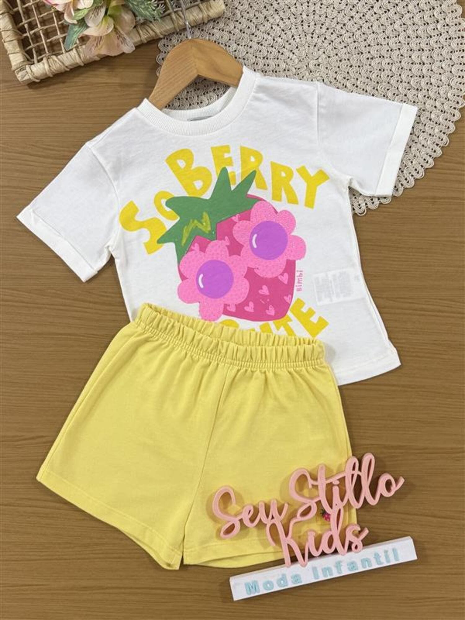 Conjunto Infantil Bimbi Verão com Shorts Amarelo e Blusa Branca Morango