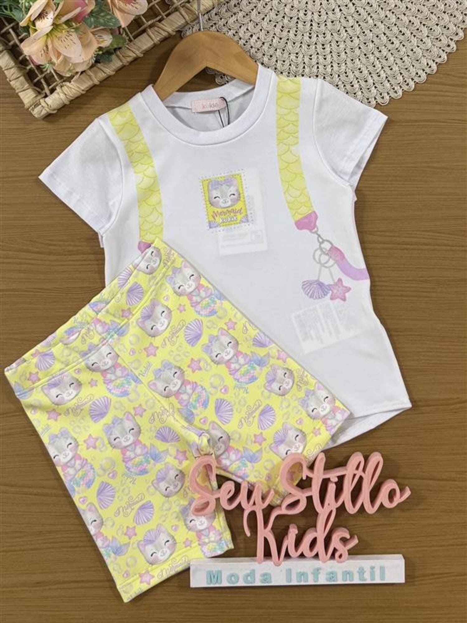 Conjunto Infantil Kukiê Verão com Shorts Ciclista Amarelo e Blusa Branca Gatinha Mochilinha