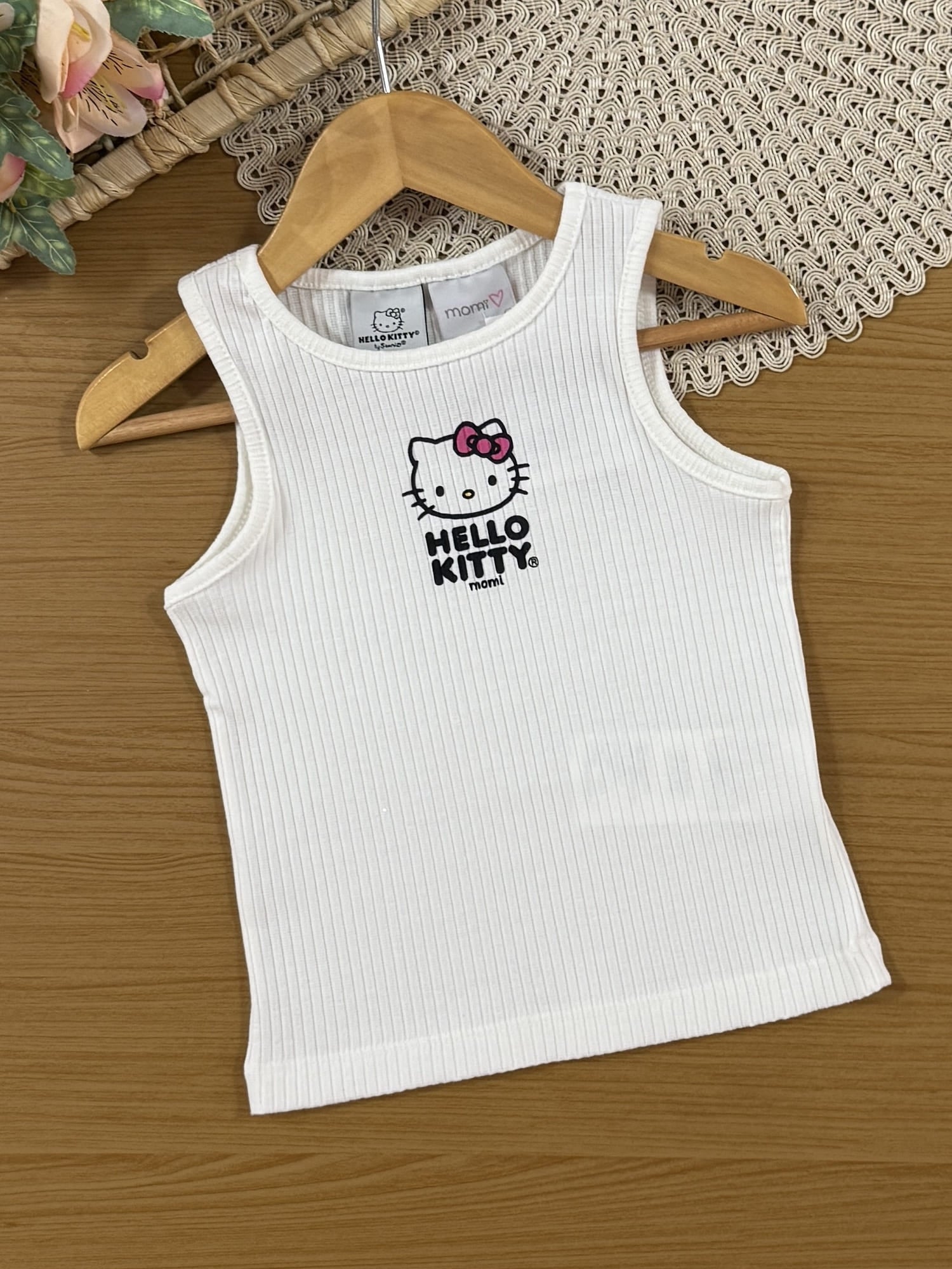 Conjunto Infantil Momi Verão Shorts com Bolsinha Rosa e Regata Branca Hello Kitty
