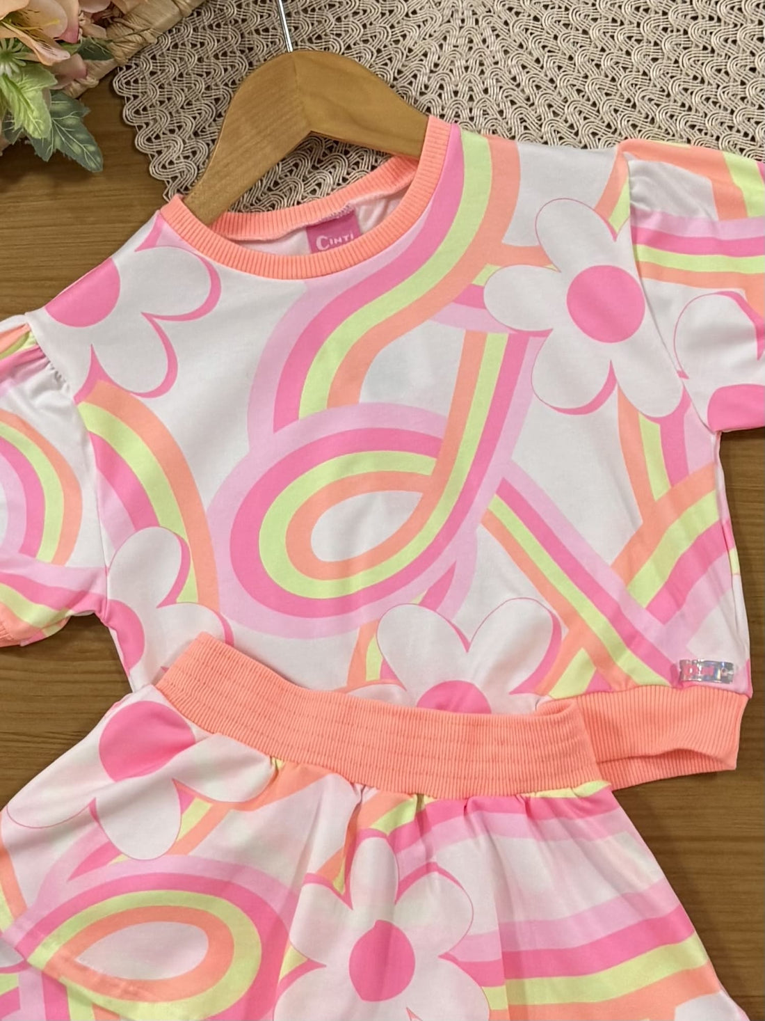 Conjunto Infantil Cinti Verão com Shorts e Blusa Branca Arco-íris Floral