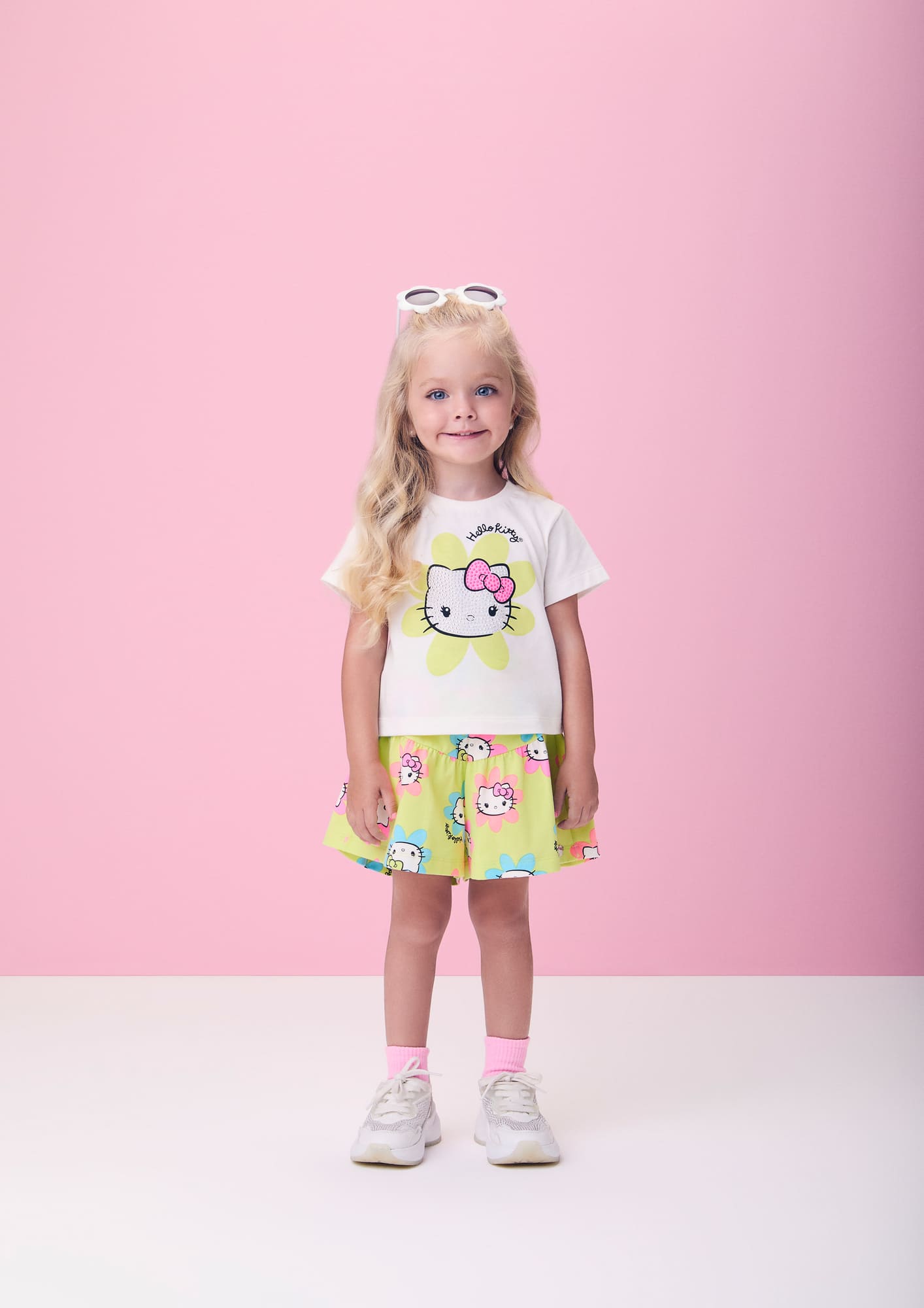 Conjunto Infantil Momi Verão com Shorts Verde e Blusa Branca Hello Kitty com Strass