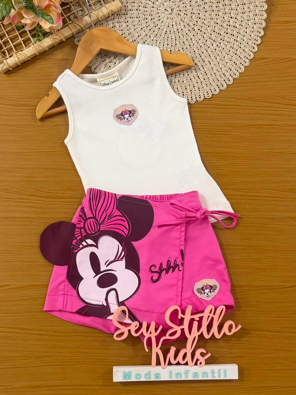 Conjunto Infantil Menina Animê com Shorts Saia Rosa Minnie e Regata