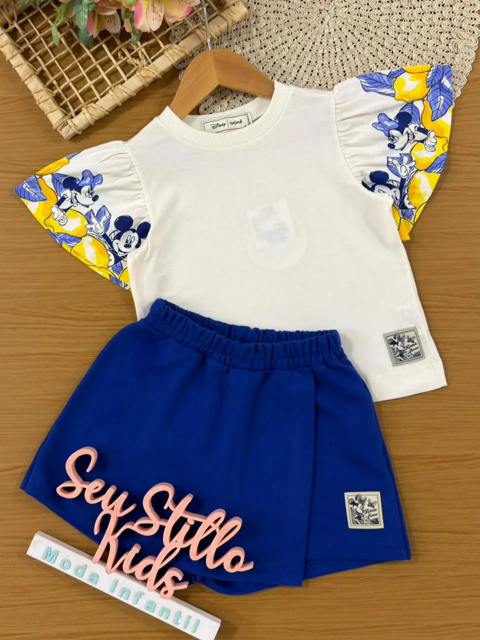 Conjunto Infantil Menina Animê com Shorts Azul e Blusa Bege Minnie Limãozinho Disney