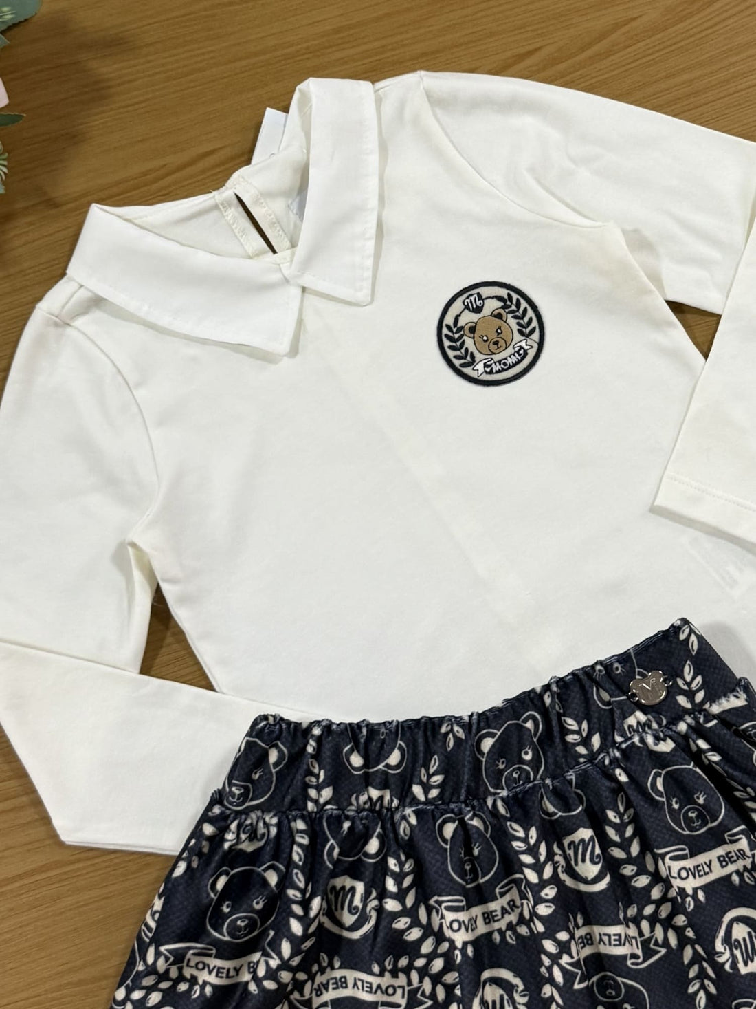 Conjunto Infantil Momi Inverno Saia com Shorts Embutido Azul e Blusa Manga Longa Patch Ursinho