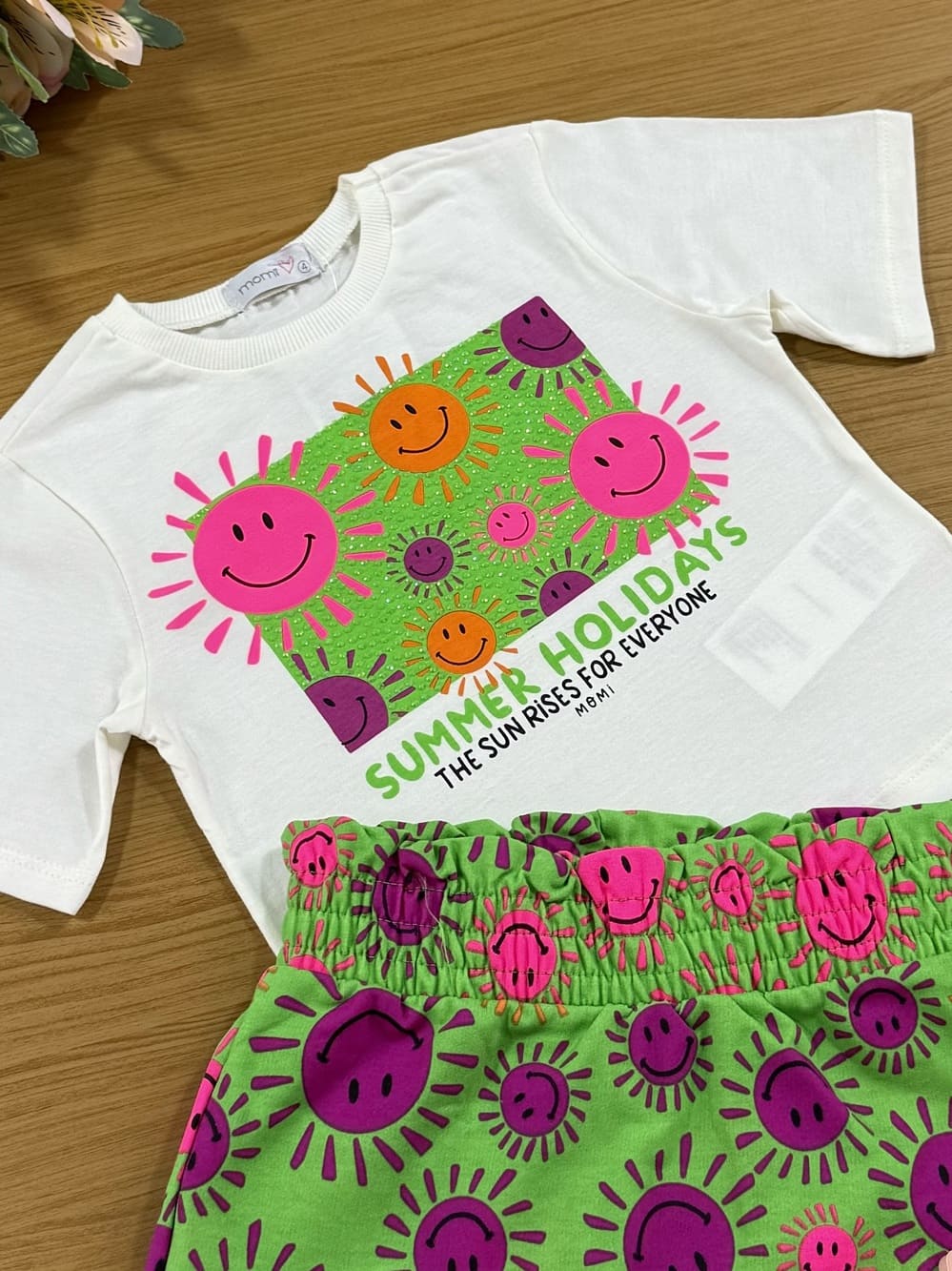 Conjunto Infantil Momi Verão Shorts Saia Verde e Blusa Sol com Strass