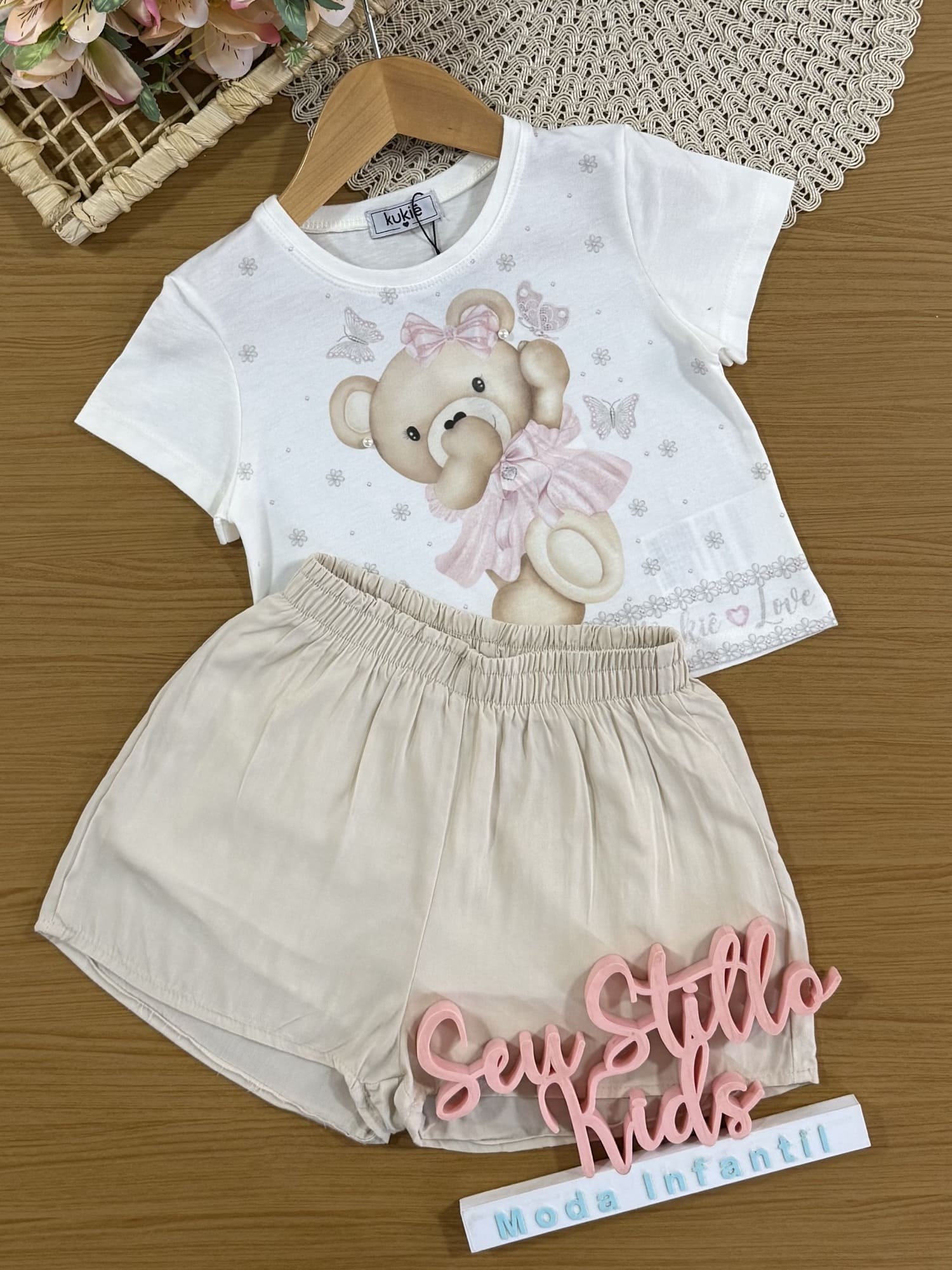 Conjunto Infantil Kukie com Shorts Bege e Blusa Branca Ursinha