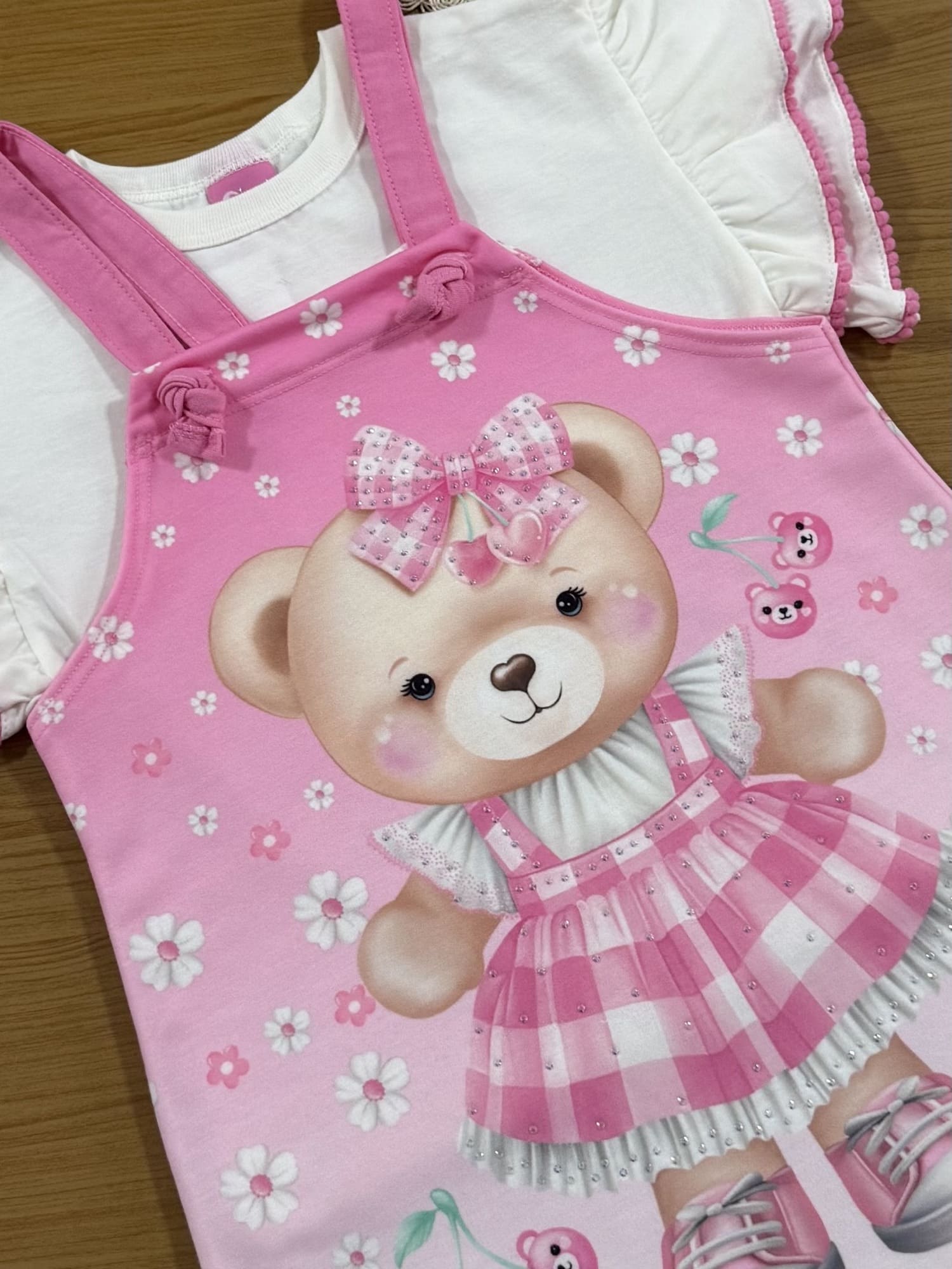Salopete Infantil Cinti Verão Rosa com Blusa Branca Ursinha Floral