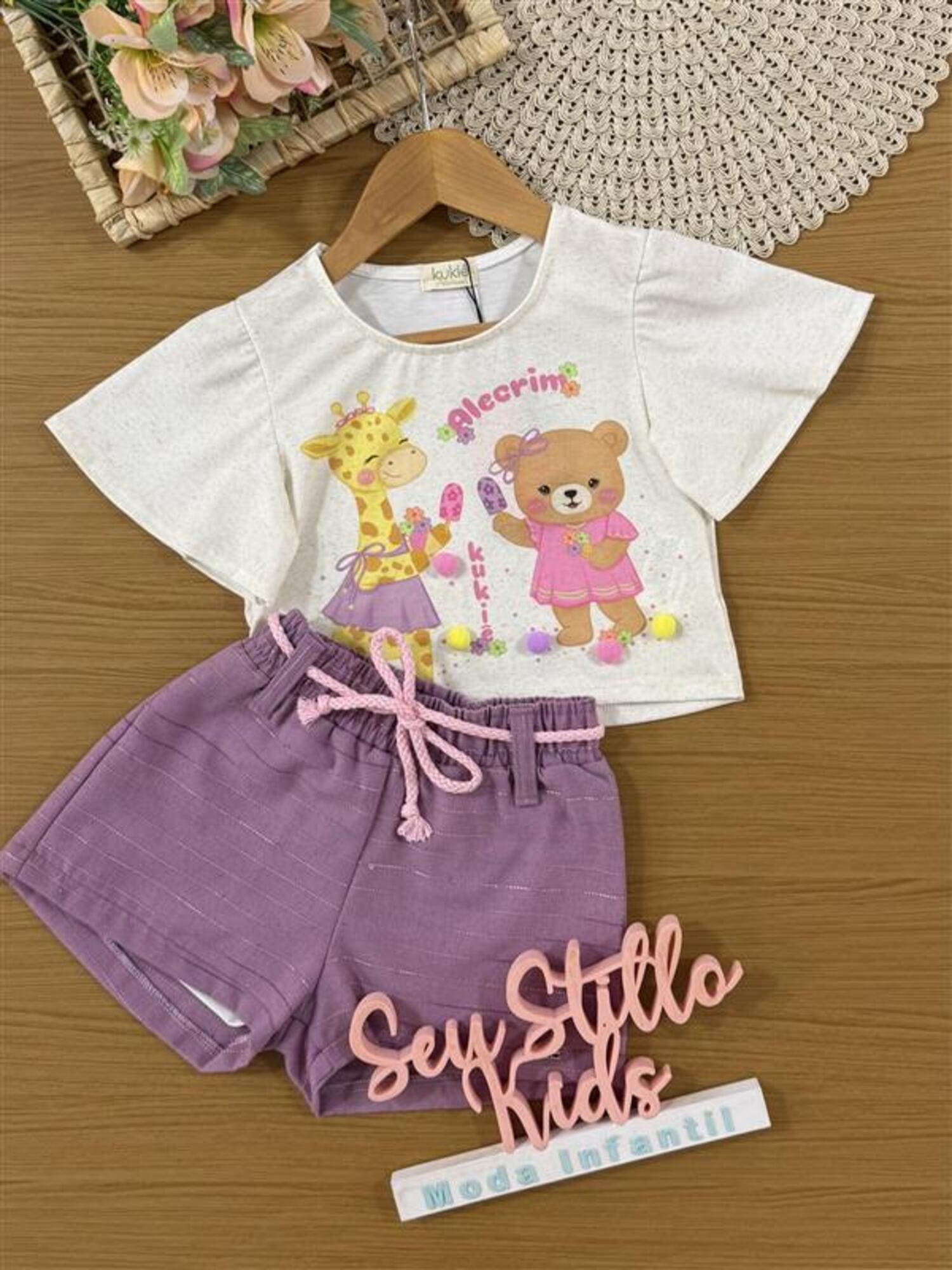 Conjunto Infantil Kukiê Verão com Shorts Roxo e Blusa Off White Ursinha e Girafa