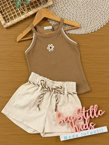 Conjunto Infantil Menina Kukiê com Shorts Bege e Regata Marrom Flor