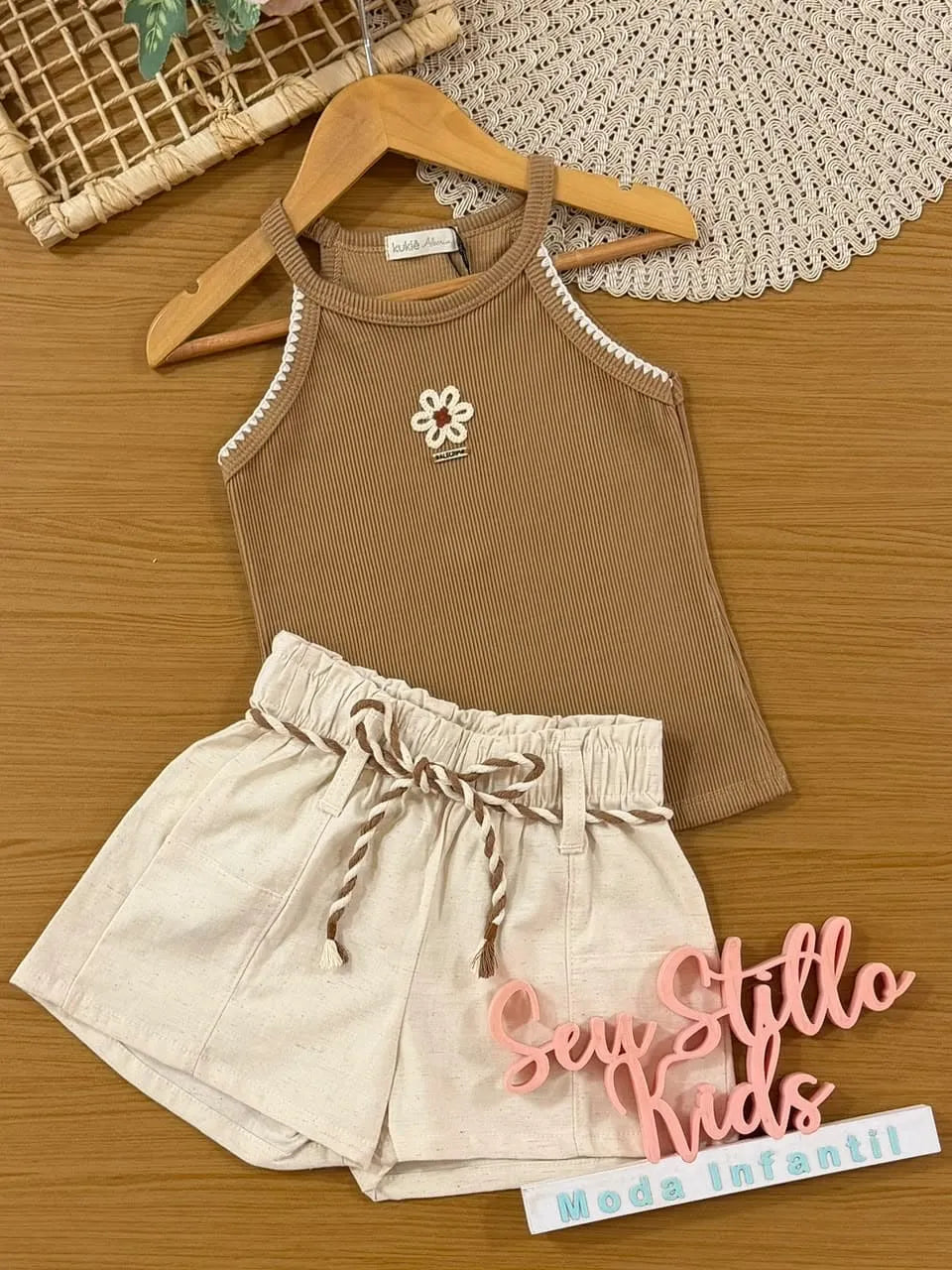 Conjunto Infantil Menina Kukiê com Shorts Bege e Regata Marrom Flor