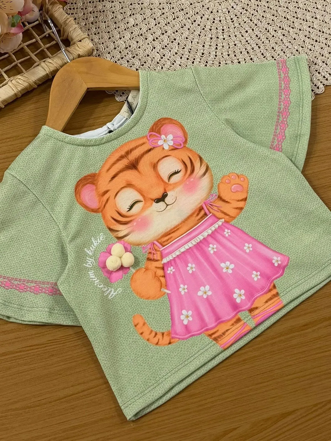 Conjunto Infantil Menina Kukiê com Shorts e Blusa Verde Tigrinha