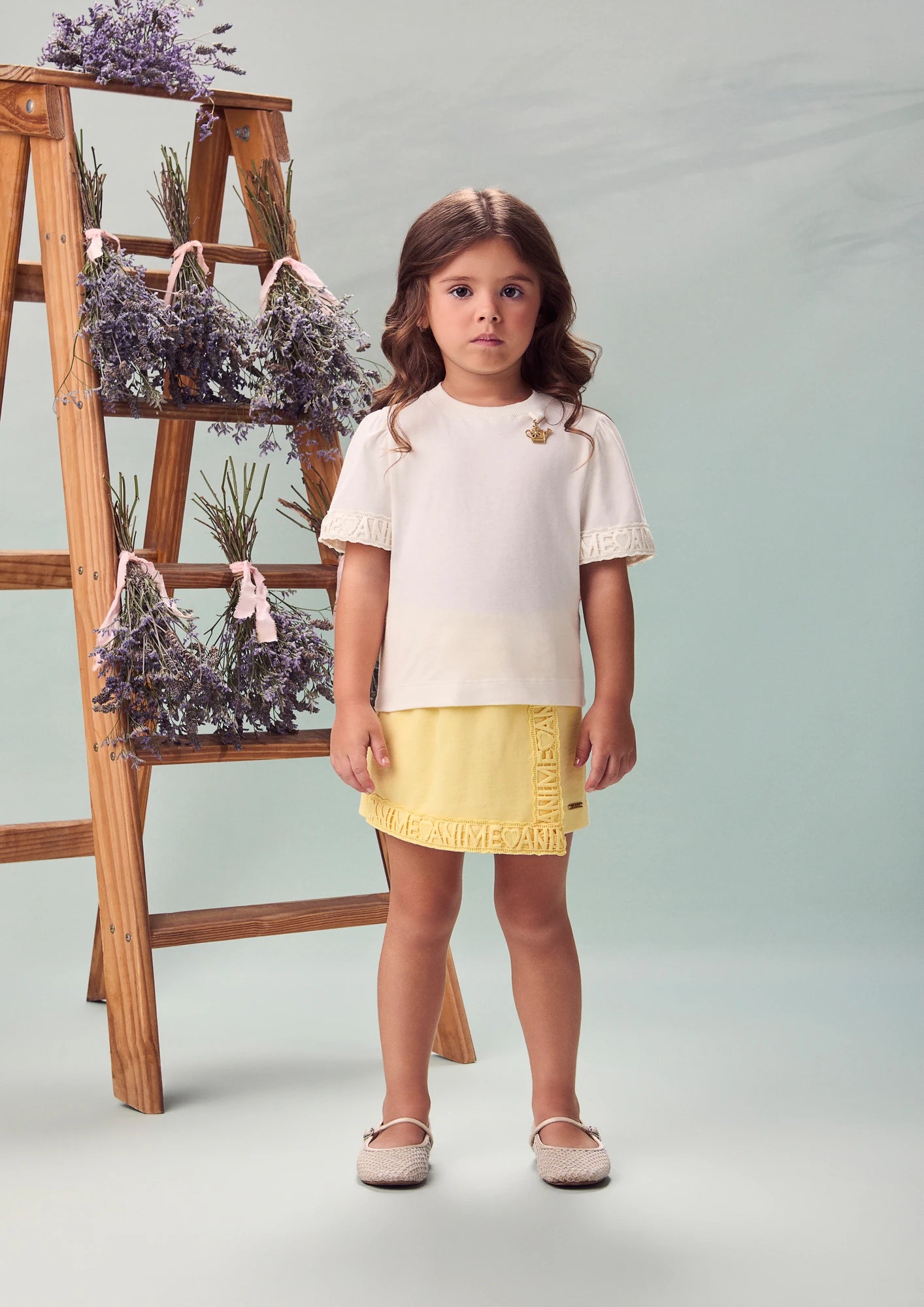 Conjunto Infantil Menina Animê com Shorts Saia Amarelo e Blusa Bege Bordada