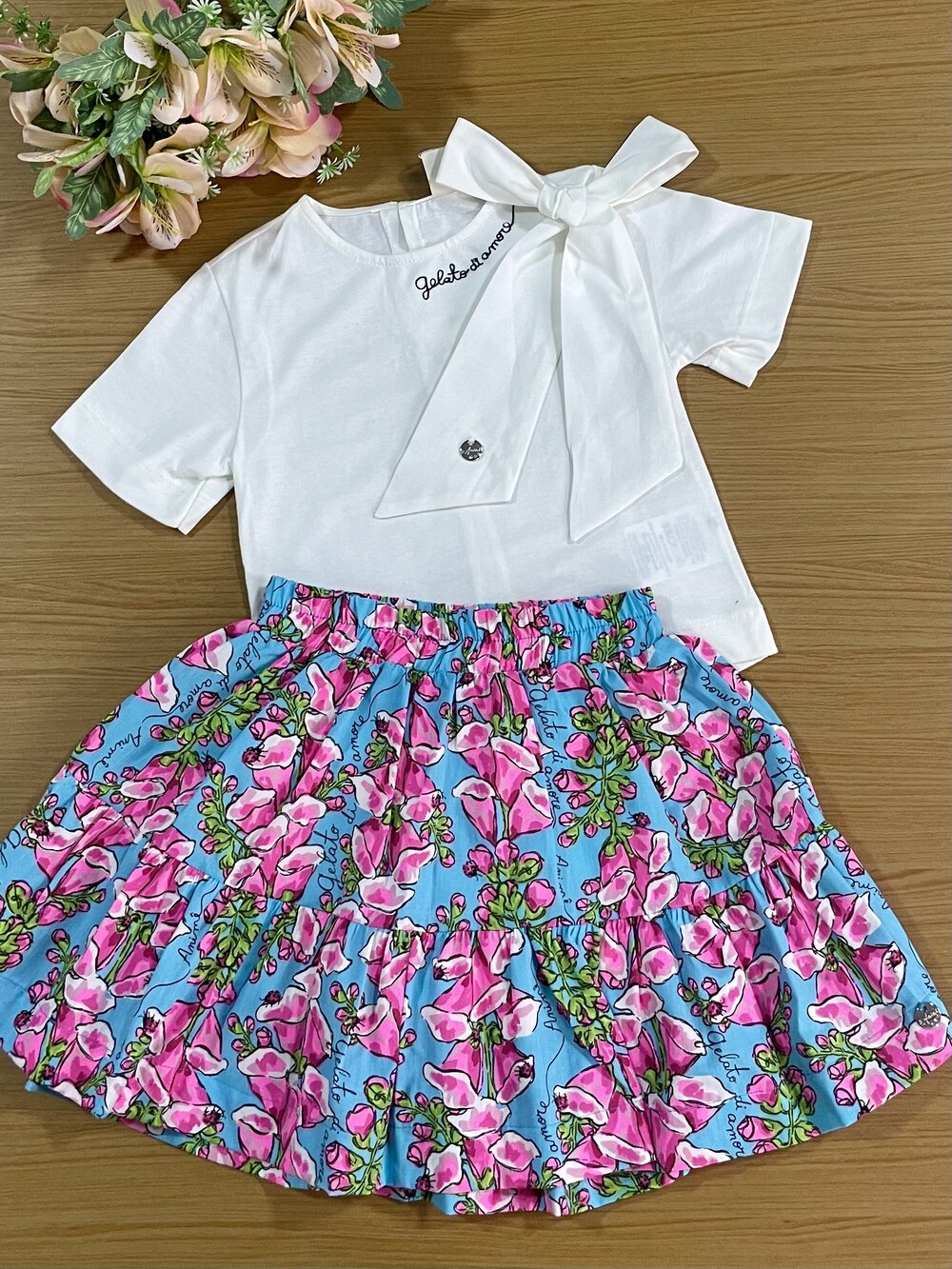 Conjunto Infantil Animê Verão Saia Azul Floral e Blusa Branca Lacinho