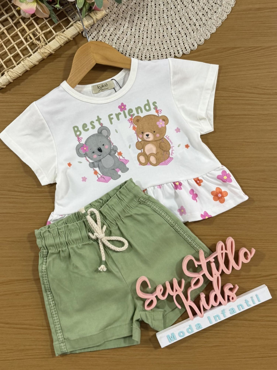 Conjunto Infantil Kukiê com Shorts Verde e Blusa Branca Best Friends