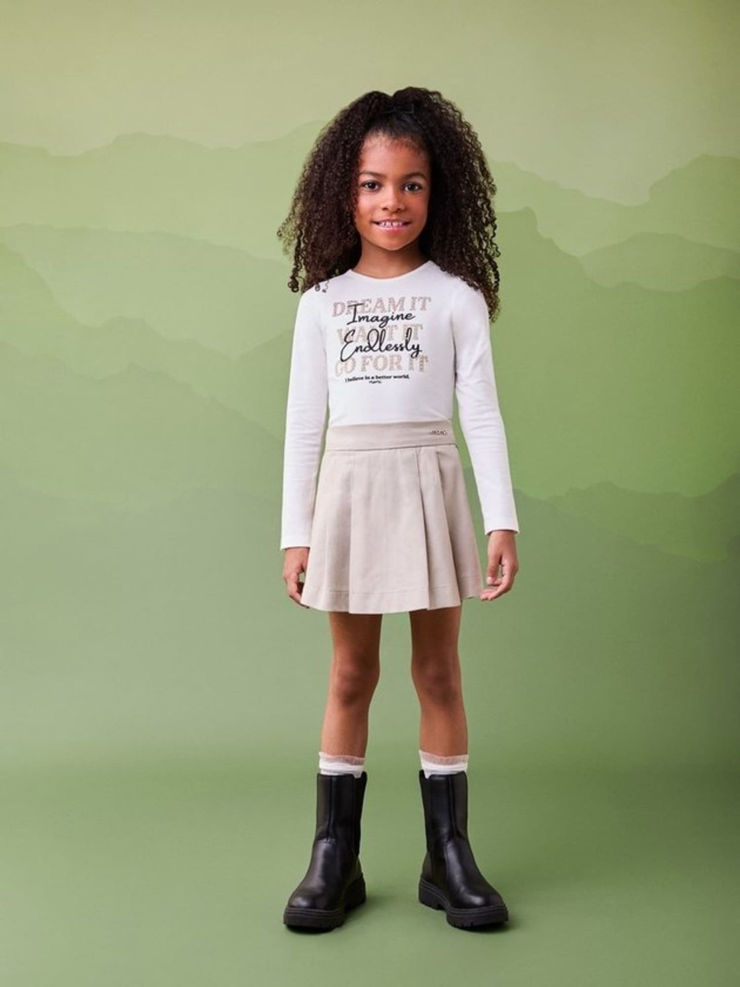 Conjunto Infantil Momi Inverno com Shorts Saia Bege e Blusa Manga Longa Branca Dream