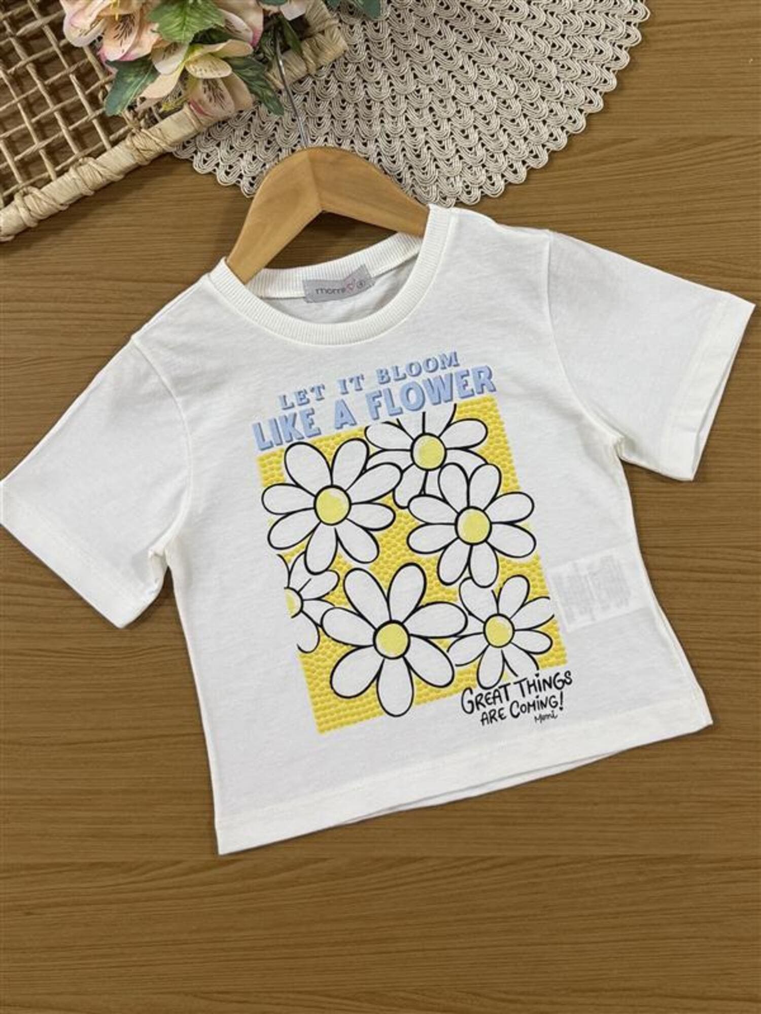 Conjunto Infantil Momi Verão com Shorts Saia Amarelo e Blusa Branca Floral