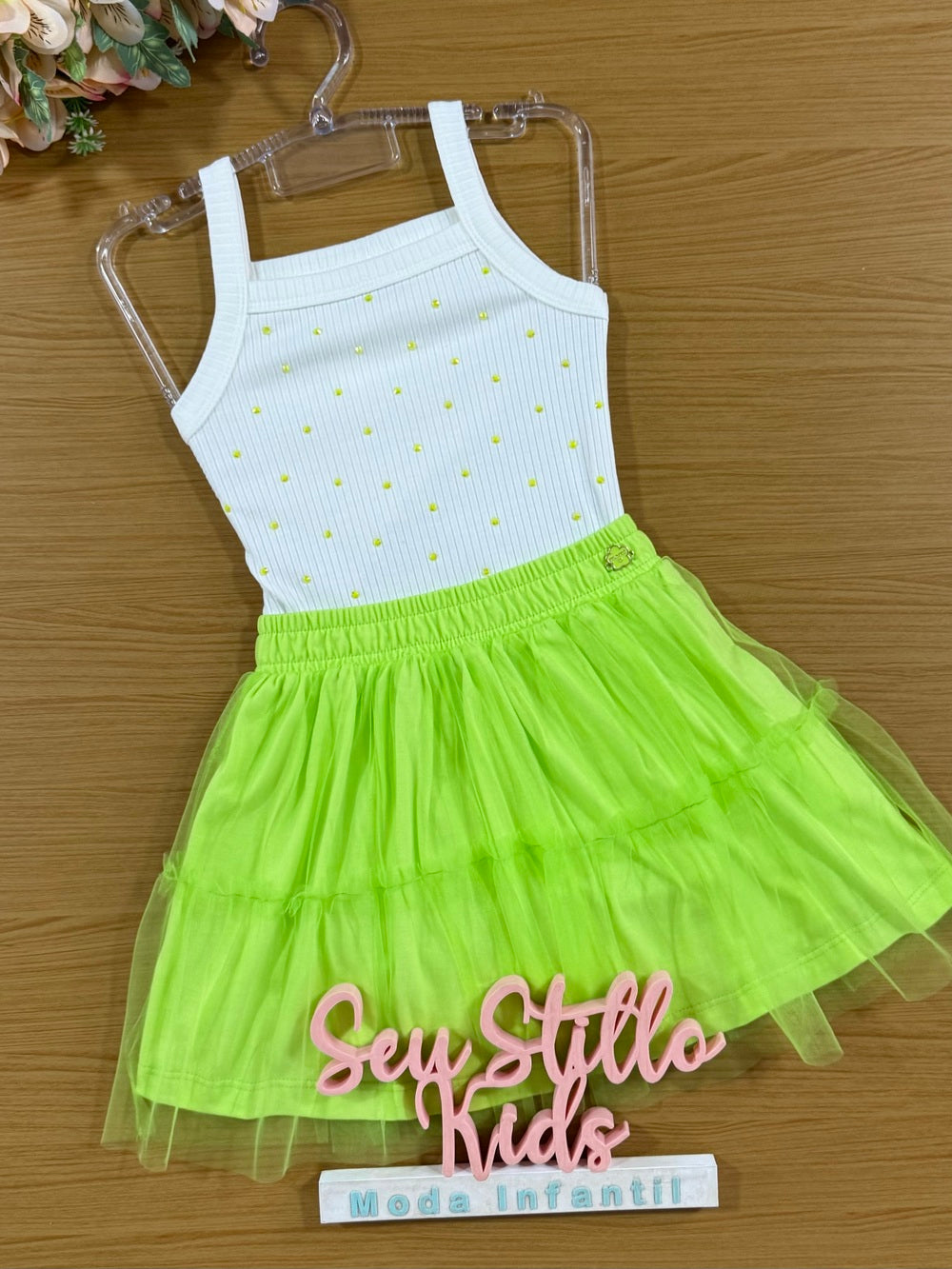 Conjunto Infantil Momi Verão Saia em Tule Verde e Blusa Canelada Com Brilho