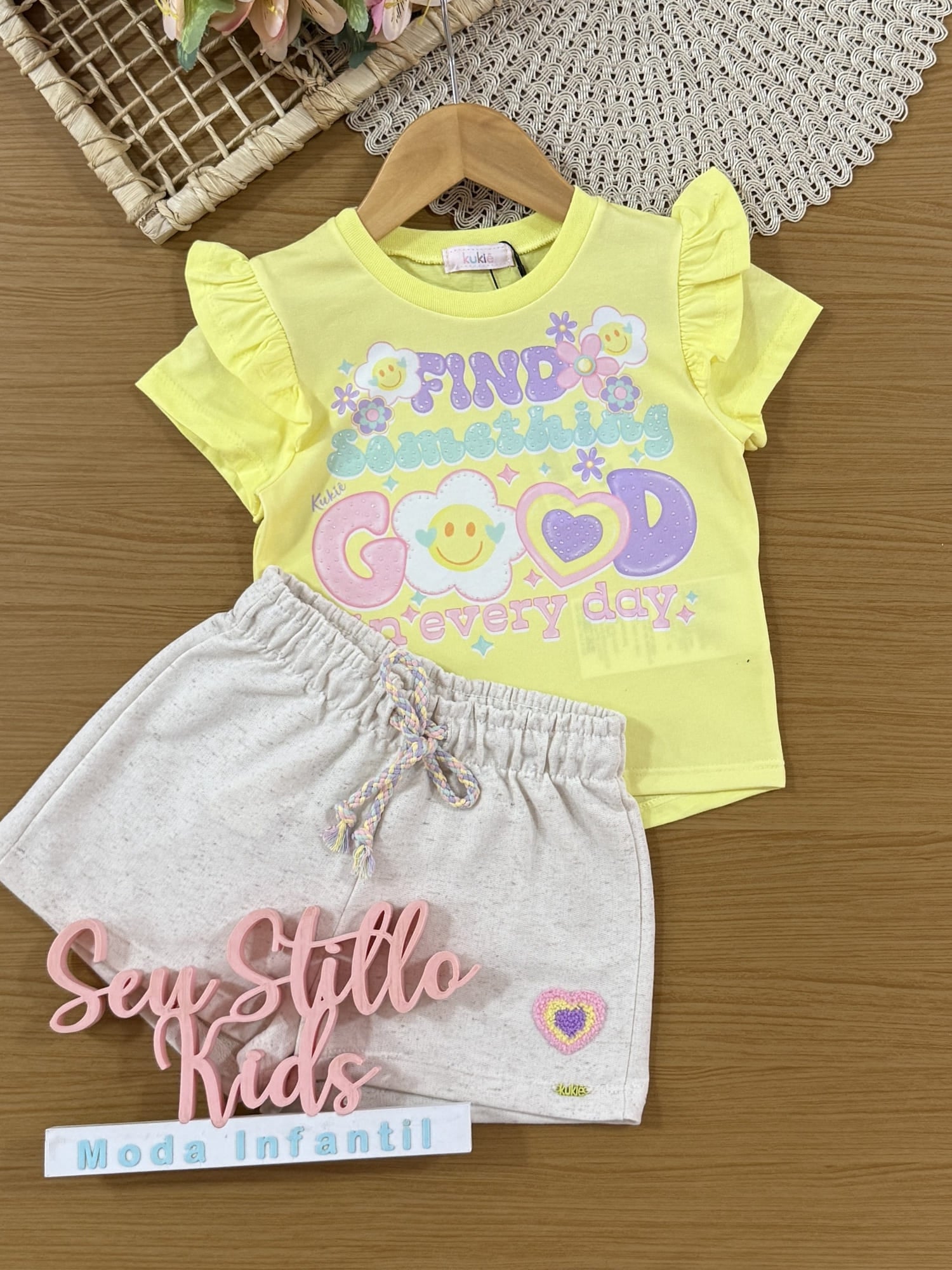 Conjunto Infantil Kukiê Verão com Shorts Off White e Blusa Amarela Florzinha