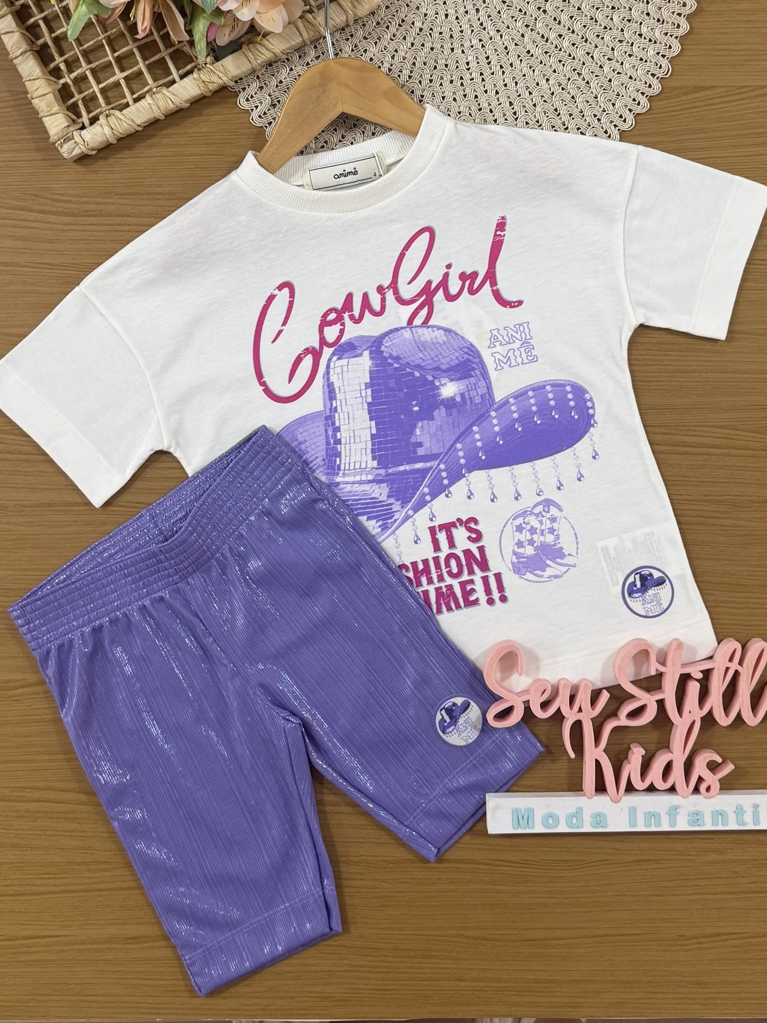 Conjunto Infantil Animê Verão com Shorts Ciclista Lilás e Blusa Branca Cowgirl