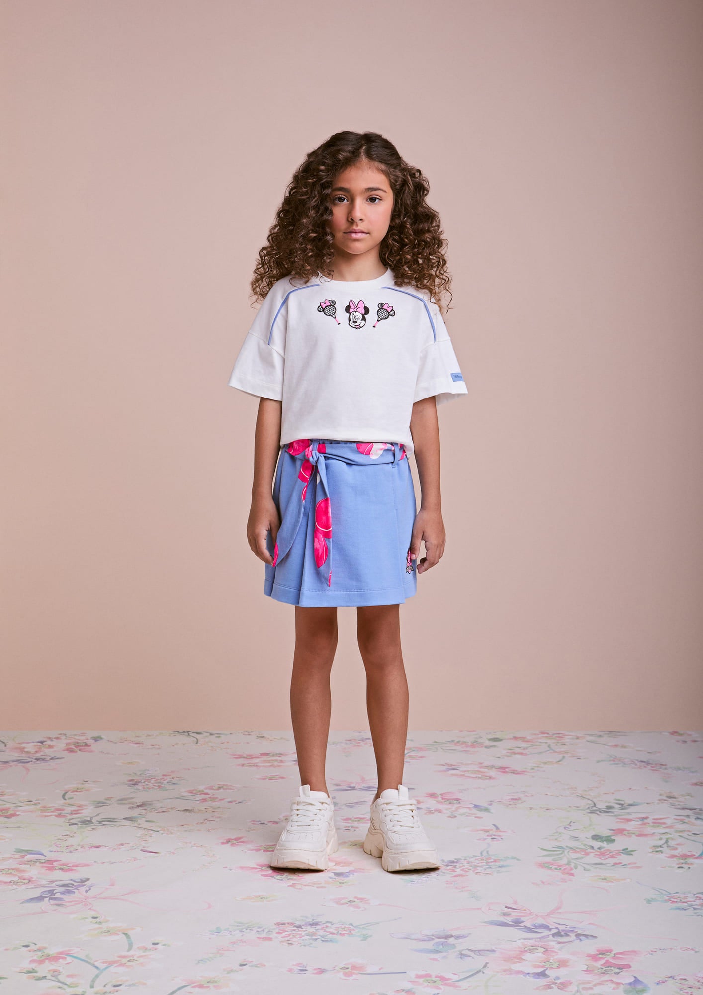 Conjunto Infantil Animê Verão com Shorts Saia Azul e Blusa Branca Minnie Tênista Disney